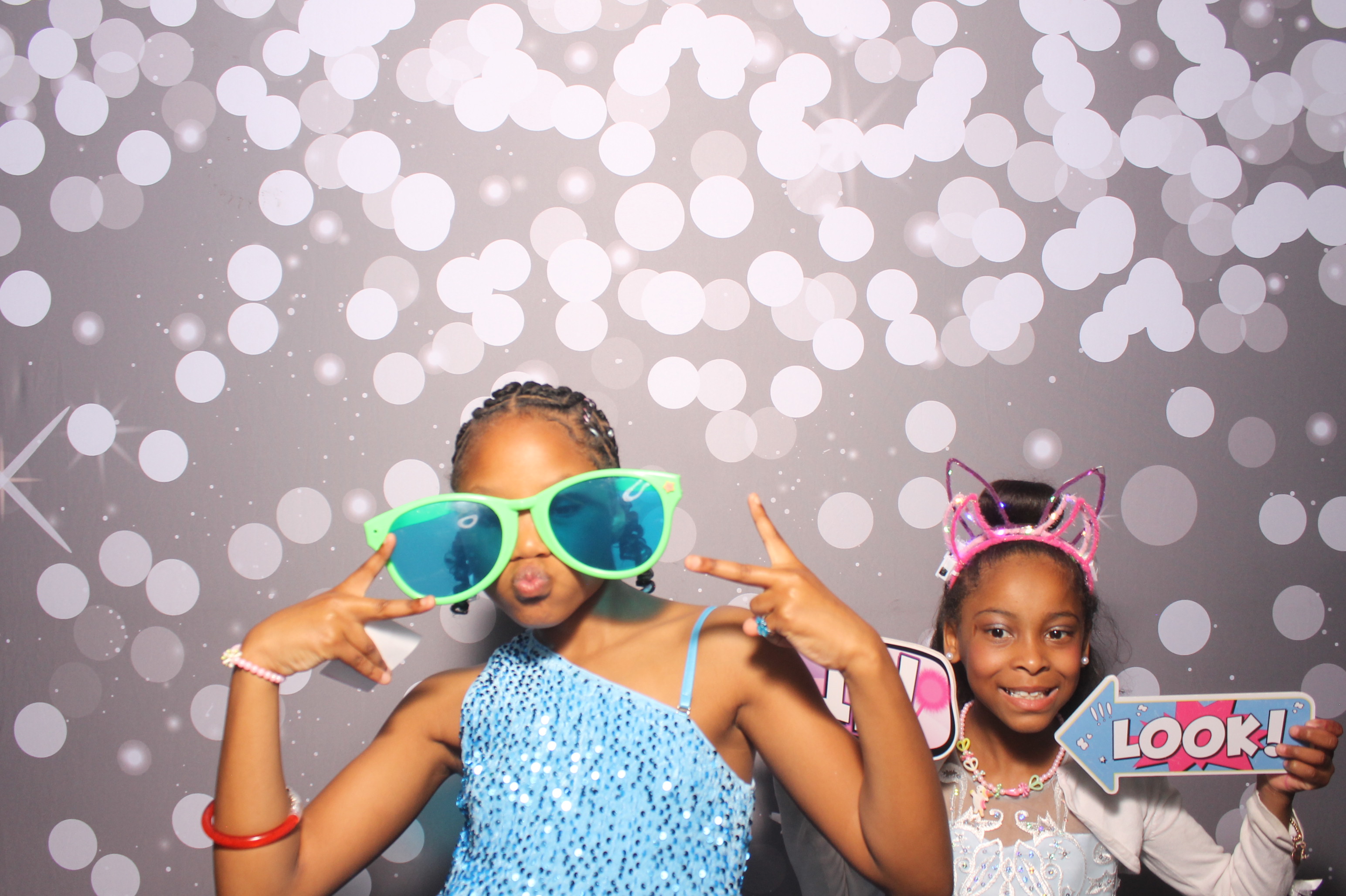 Father Daughter Cupcake Prom | View more photos from the event at gallery.photoboothcincy.com/u/PhotoBoothCincy/Father-Daughter-Cupcake-Prom-1
