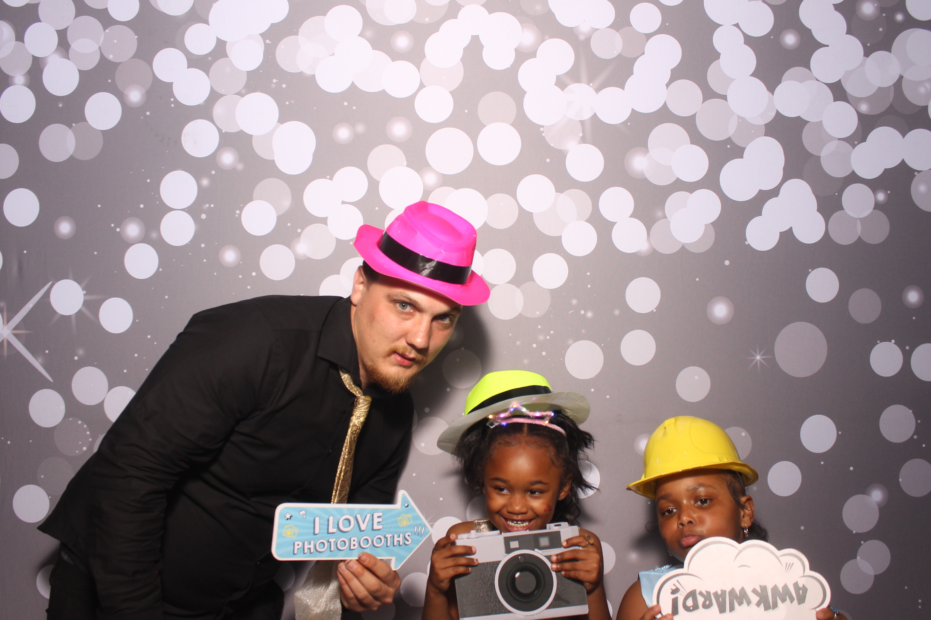Father Daughter Cupcake Prom | View more photos from the event at gallery.photoboothcincy.com/u/PhotoBoothCincy/Father-Daughter-Cupcake-Prom-1