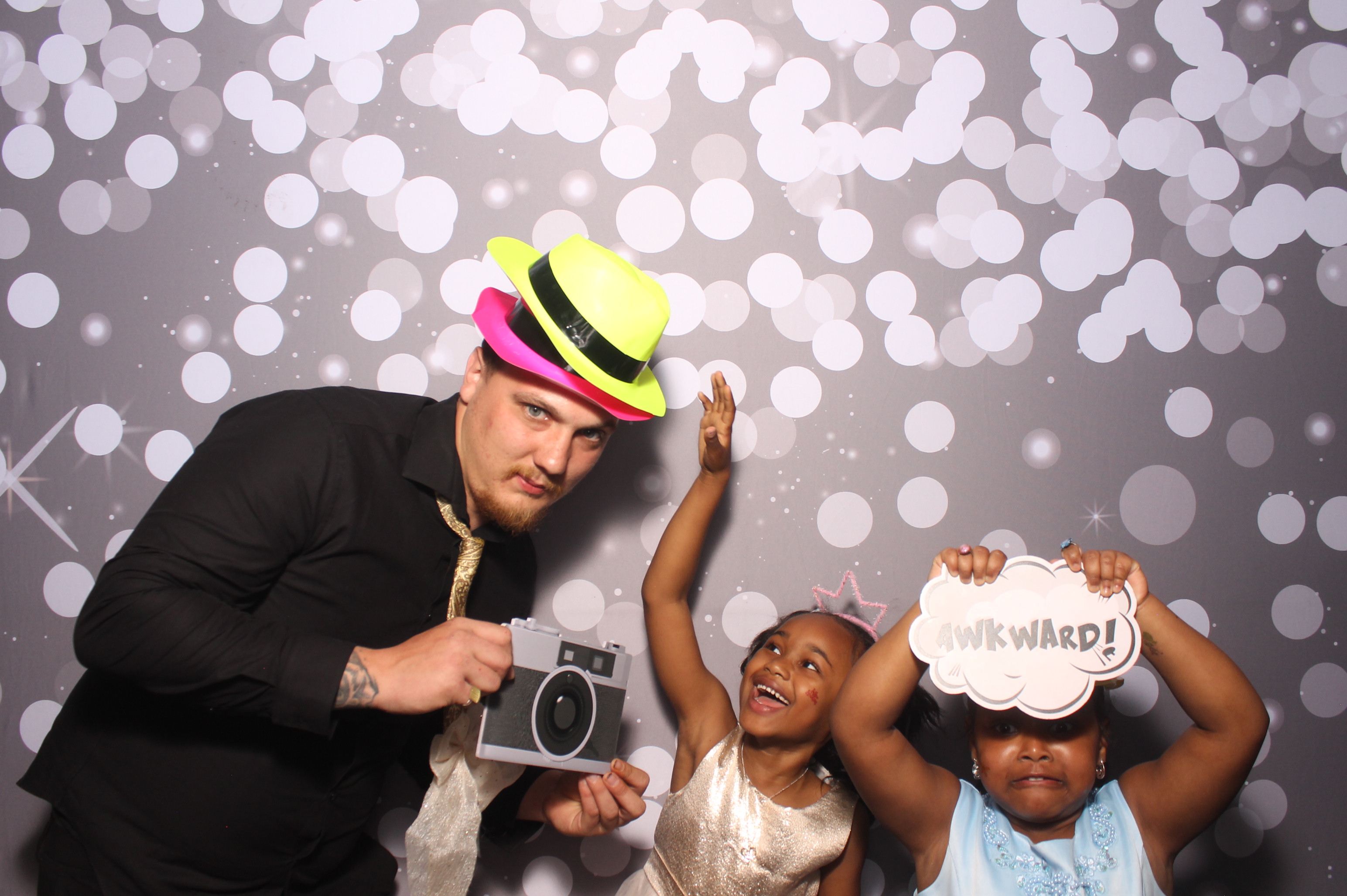 Father Daughter Cupcake Prom | View more photos from the event at gallery.photoboothcincy.com/u/PhotoBoothCincy/Father-Daughter-Cupcake-Prom-1