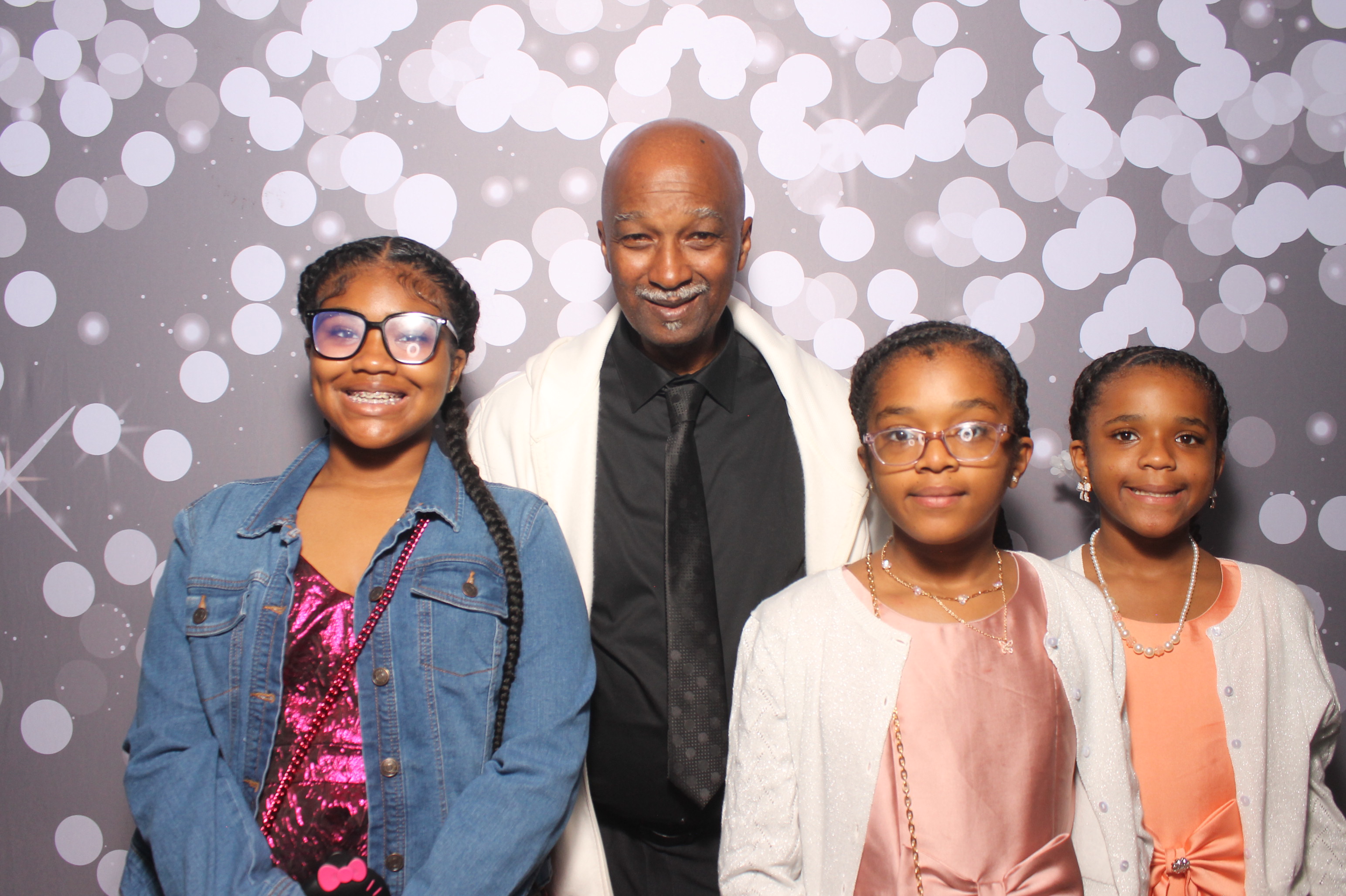 Father Daughter Cupcake Prom | View more photos from the event at gallery.photoboothcincy.com/u/PhotoBoothCincy/Father-Daughter-Cupcake-Prom-1