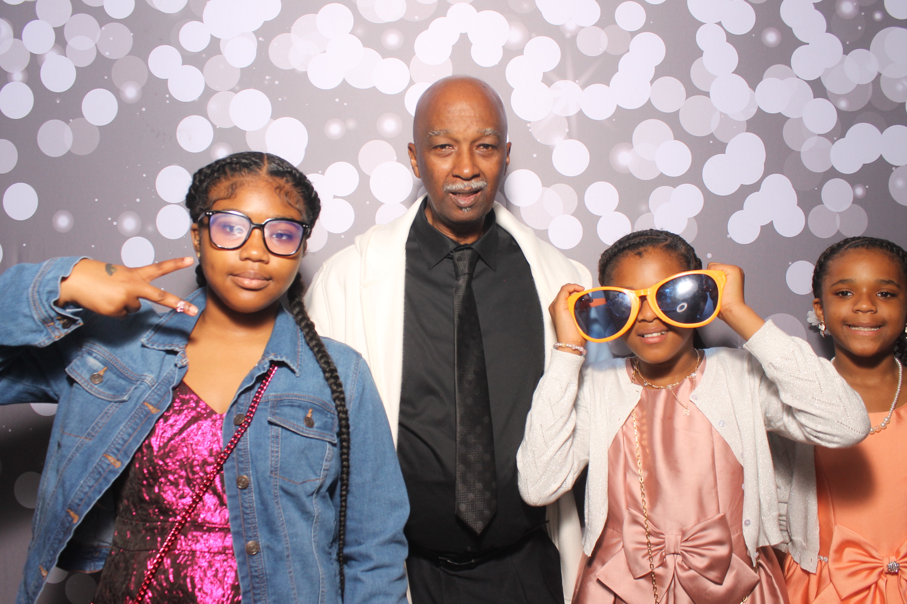 Father Daughter Cupcake Prom | View more photos from the event at gallery.photoboothcincy.com/u/PhotoBoothCincy/Father-Daughter-Cupcake-Prom-1