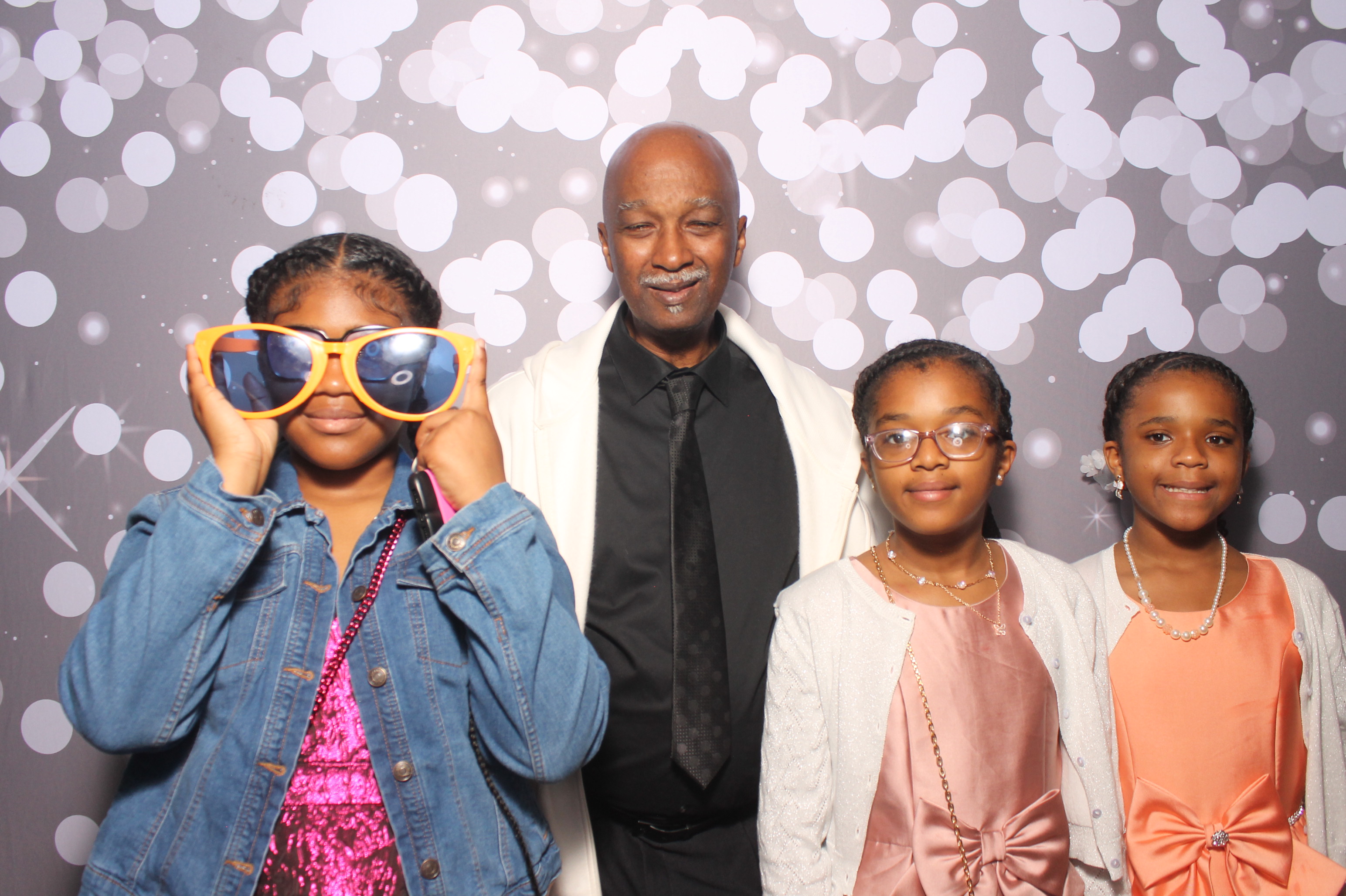 Father Daughter Cupcake Prom | View more photos from the event at gallery.photoboothcincy.com/u/PhotoBoothCincy/Father-Daughter-Cupcake-Prom-1