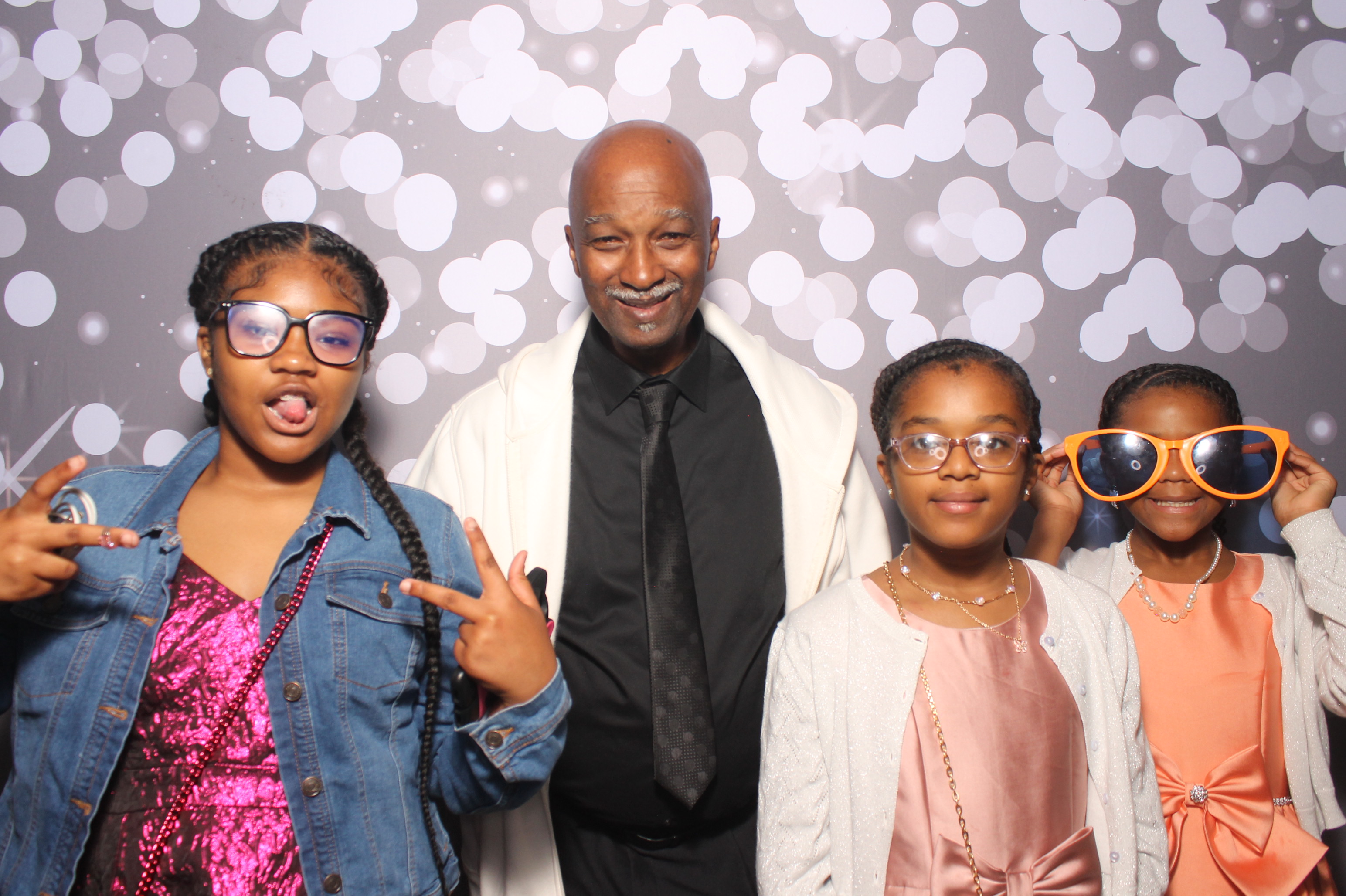 Father Daughter Cupcake Prom | View more photos from the event at gallery.photoboothcincy.com/u/PhotoBoothCincy/Father-Daughter-Cupcake-Prom-1