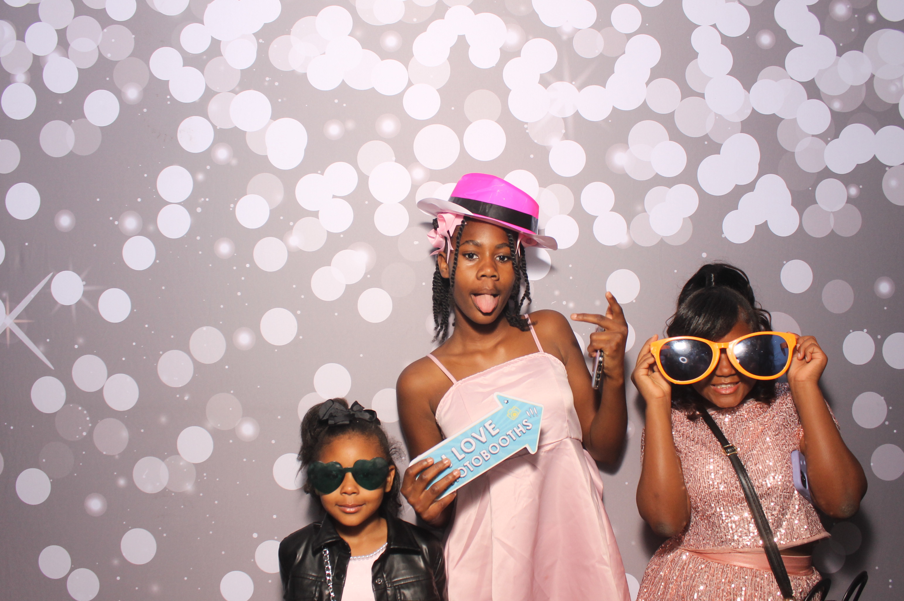 Father Daughter Cupcake Prom | View more photos from the event at gallery.photoboothcincy.com/u/PhotoBoothCincy/Father-Daughter-Cupcake-Prom-1