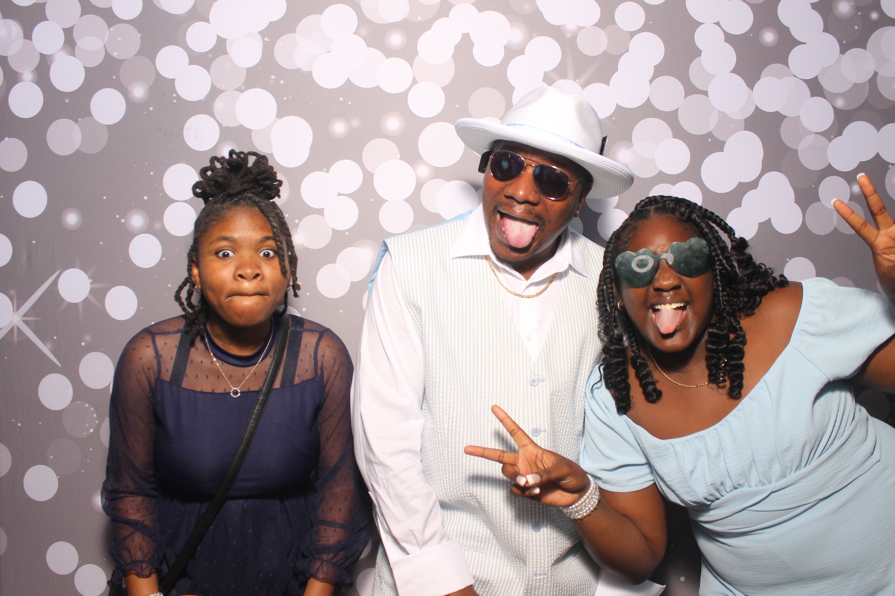 Father Daughter Cupcake Prom | View more photos from the event at gallery.photoboothcincy.com/u/PhotoBoothCincy/Father-Daughter-Cupcake-Prom-1