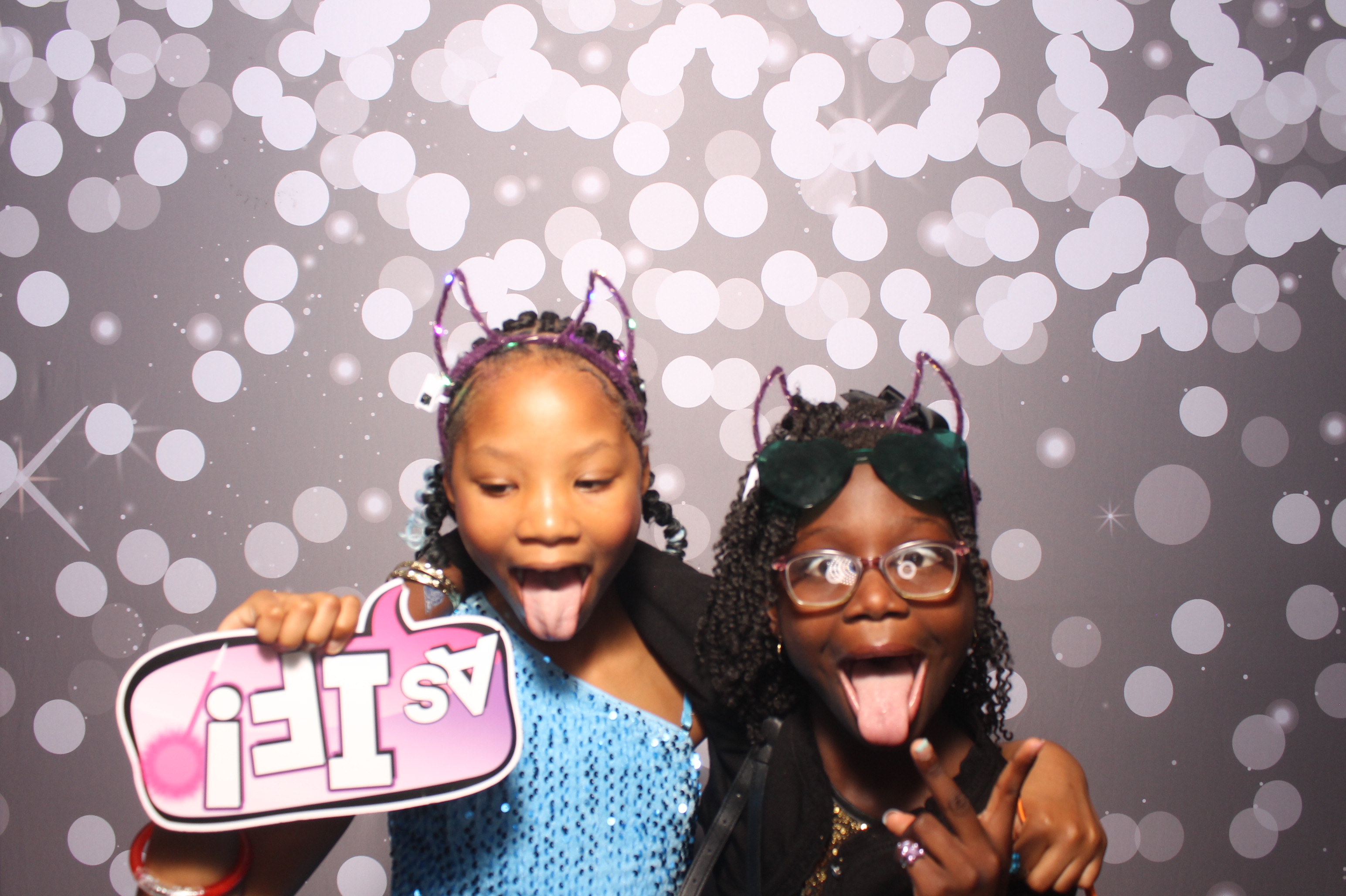 Father Daughter Cupcake Prom | View more photos from the event at gallery.photoboothcincy.com/u/PhotoBoothCincy/Father-Daughter-Cupcake-Prom-1