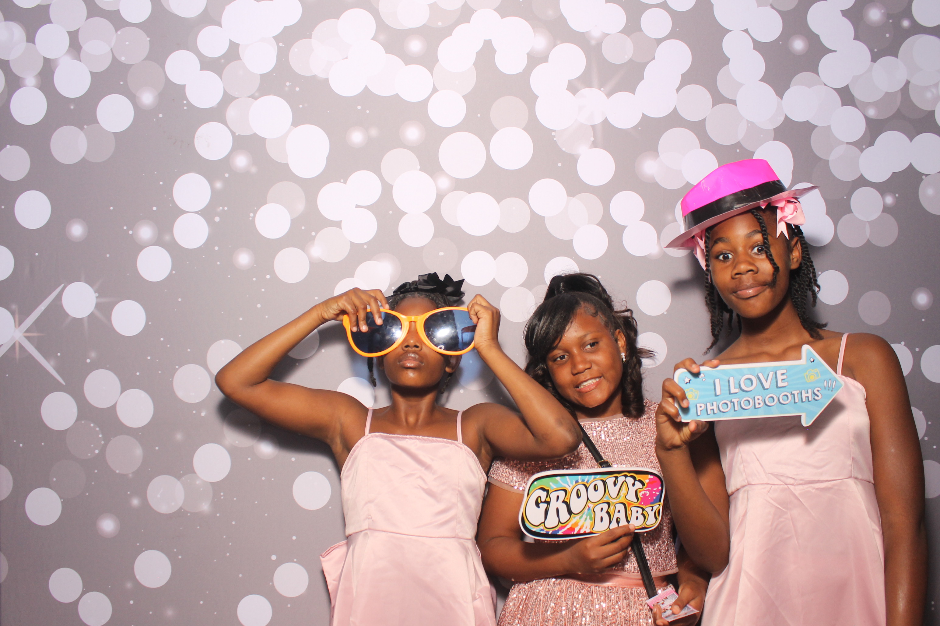 Father Daughter Cupcake Prom | View more photos from the event at gallery.photoboothcincy.com/u/PhotoBoothCincy/Father-Daughter-Cupcake-Prom-1