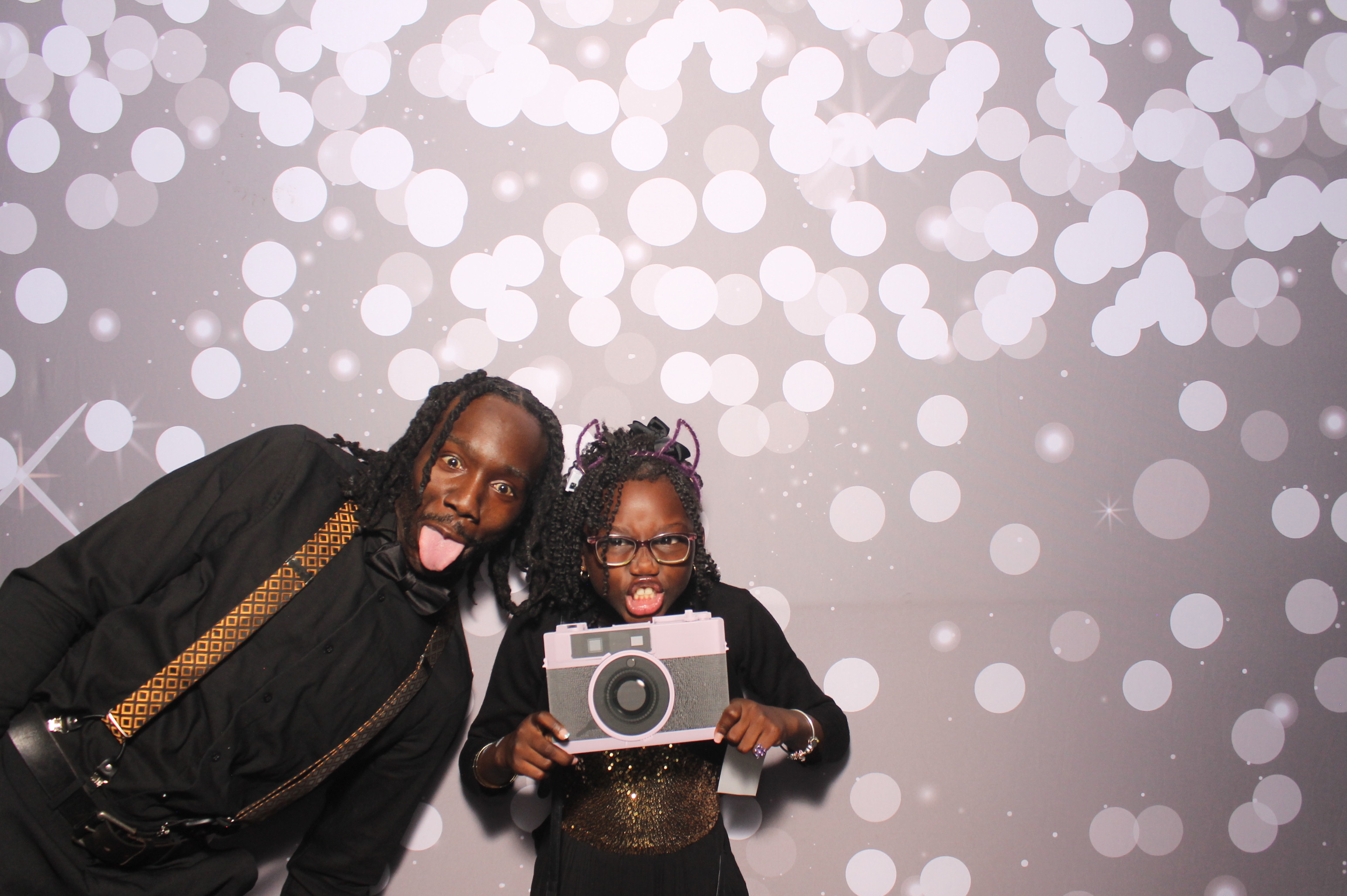 Father Daughter Cupcake Prom | View more photos from the event at gallery.photoboothcincy.com/u/PhotoBoothCincy/Father-Daughter-Cupcake-Prom-1