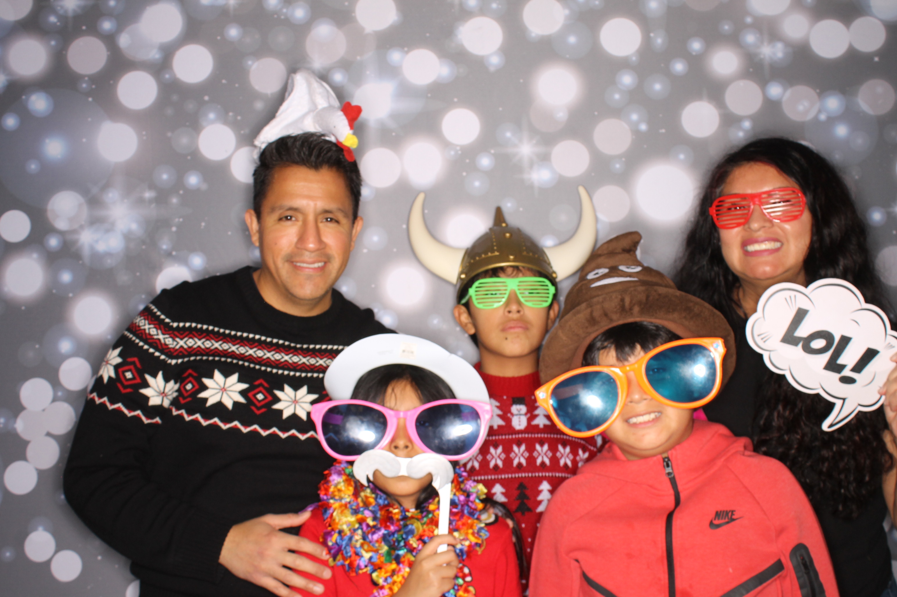 GE Feliz Navidad | View more photos from the event at gallery.photoboothcincy.com/u/PhotoBoothCincy/GE-Feliz-Navidad