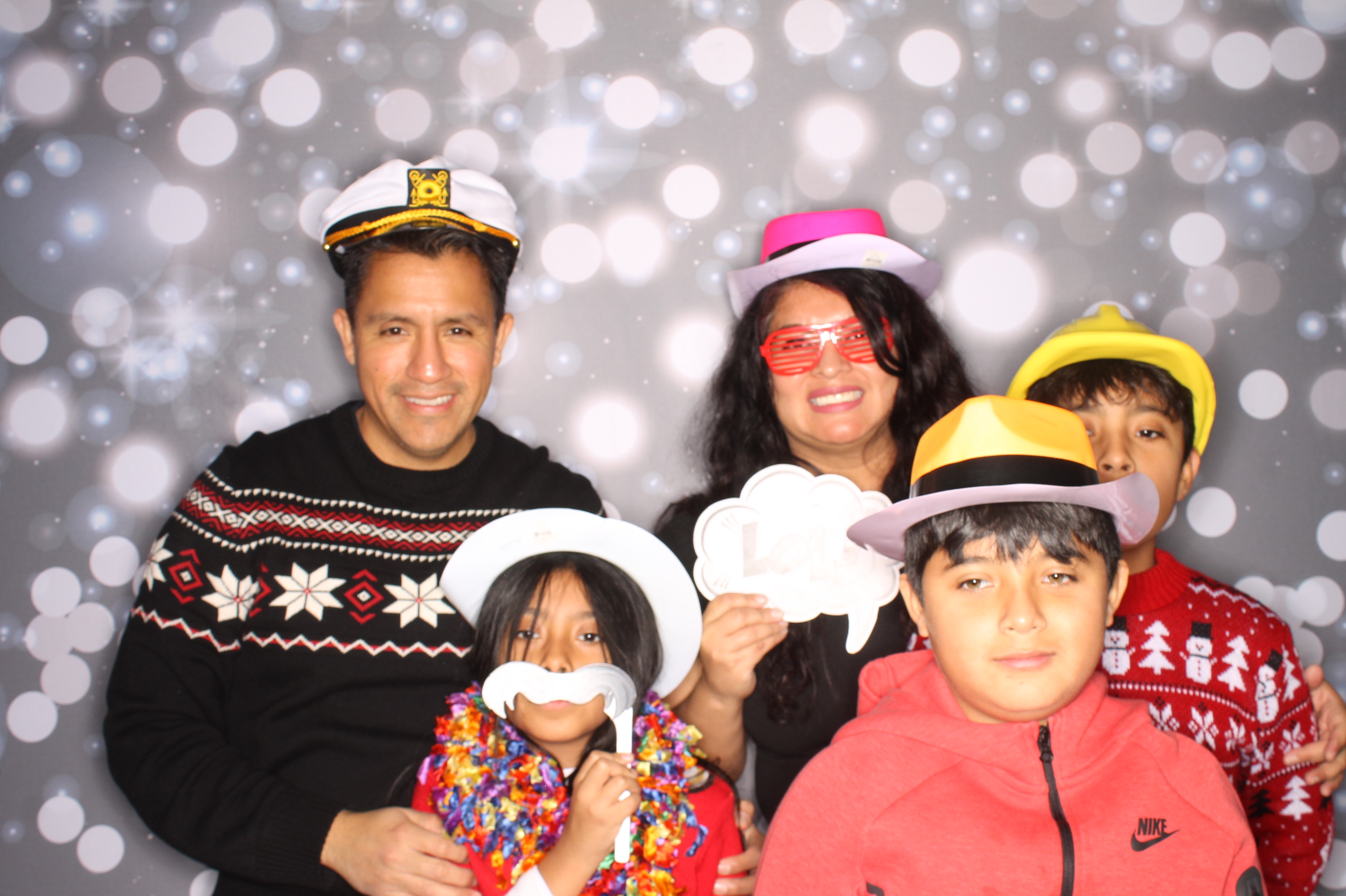 GE Feliz Navidad | View more photos from the event at gallery.photoboothcincy.com/u/PhotoBoothCincy/GE-Feliz-Navidad