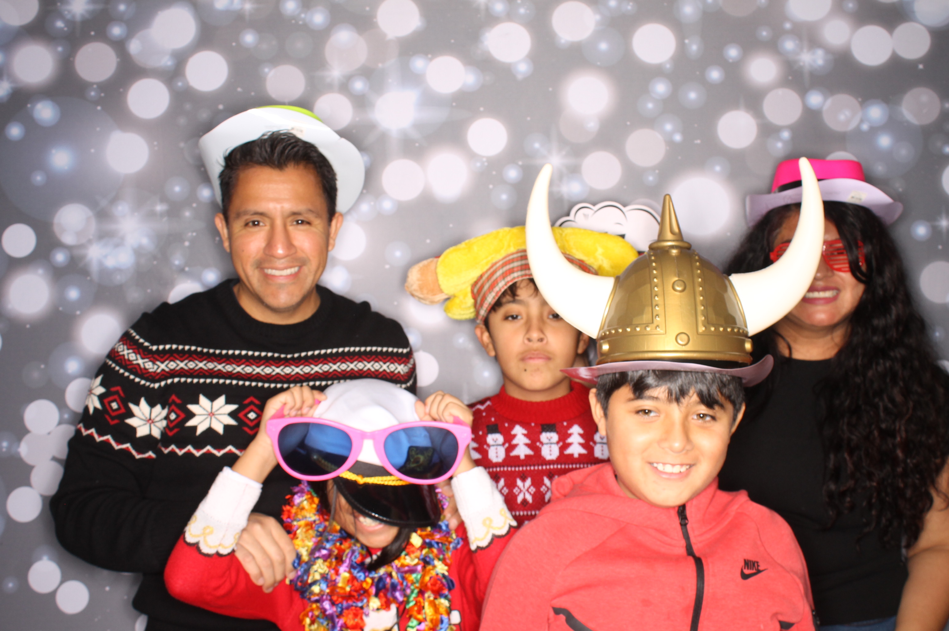GE Feliz Navidad | View more photos from the event at gallery.photoboothcincy.com/u/PhotoBoothCincy/GE-Feliz-Navidad