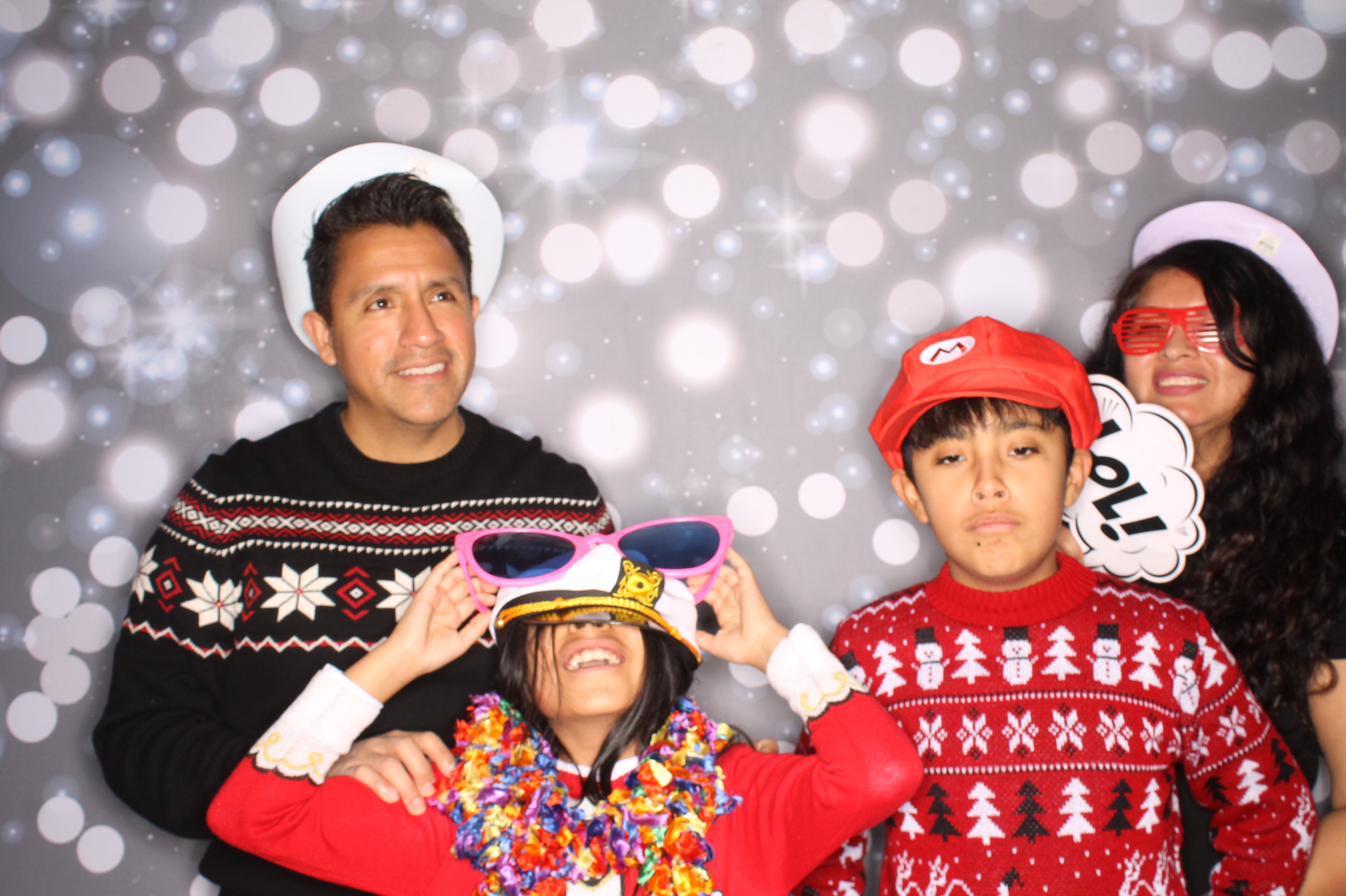 GE Feliz Navidad | View more photos from the event at gallery.photoboothcincy.com/u/PhotoBoothCincy/GE-Feliz-Navidad