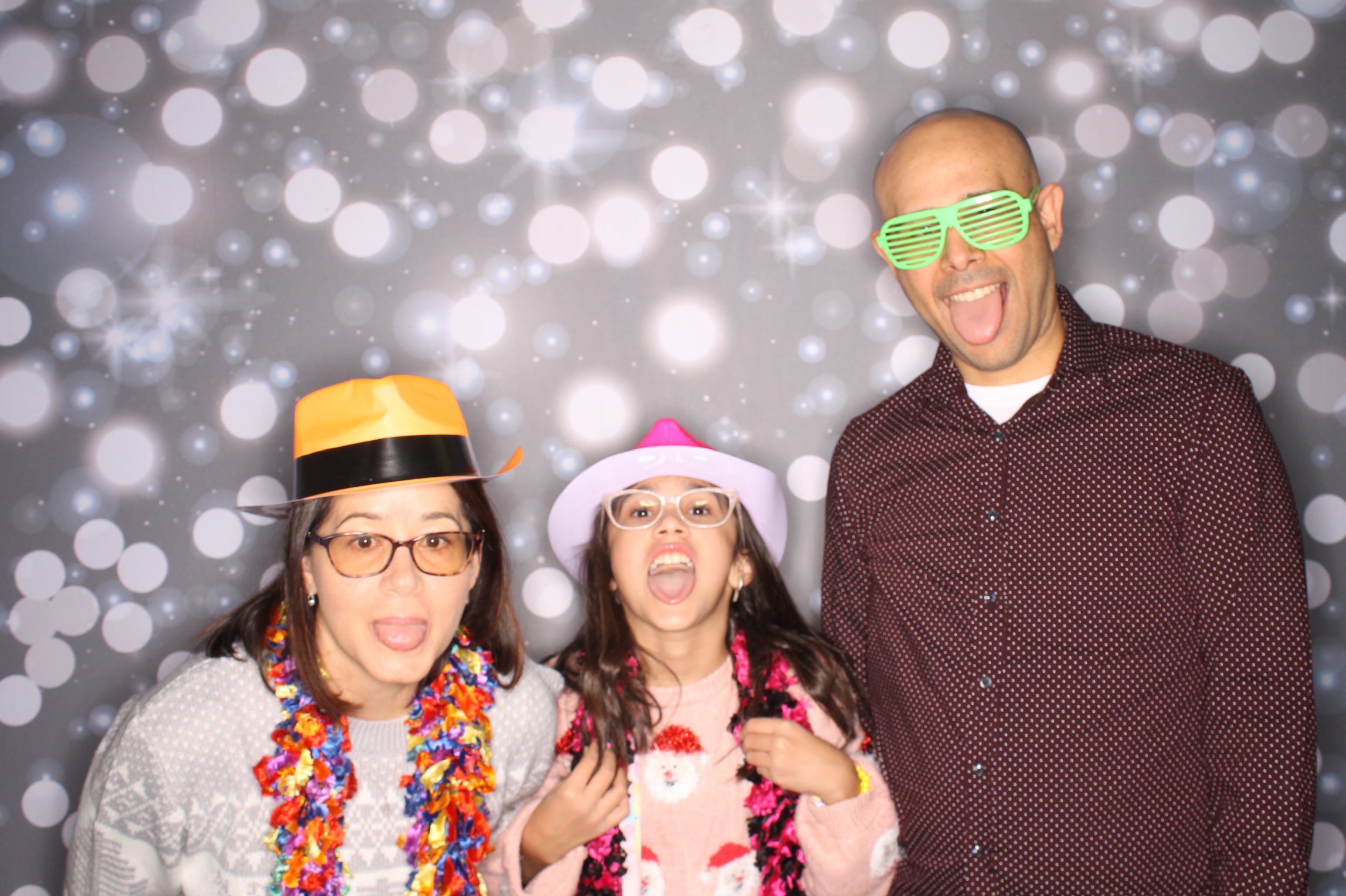 GE Feliz Navidad | View more photos from the event at gallery.photoboothcincy.com/u/PhotoBoothCincy/GE-Feliz-Navidad