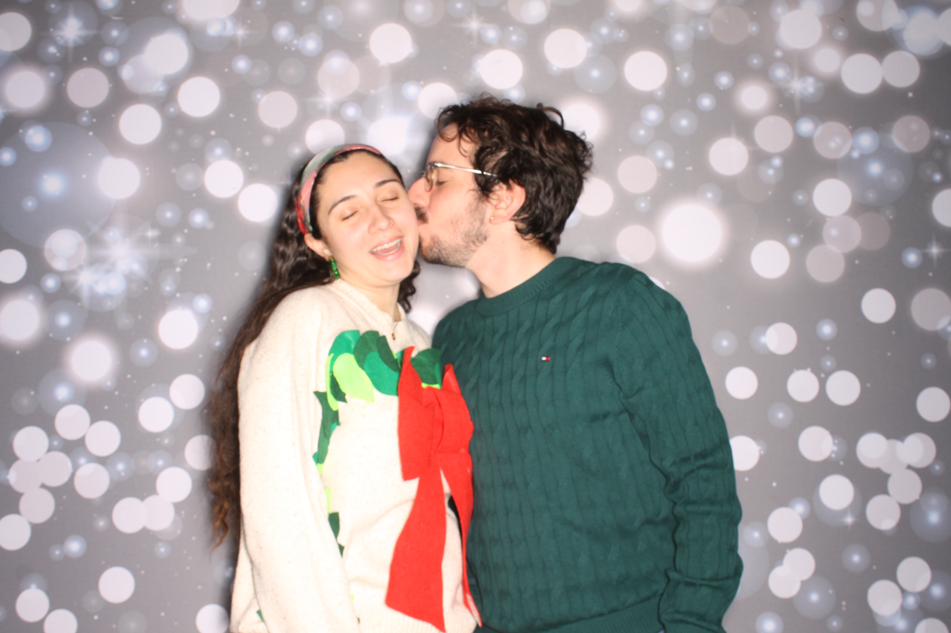 GE Feliz Navidad | View more photos from the event at gallery.photoboothcincy.com/u/PhotoBoothCincy/GE-Feliz-Navidad