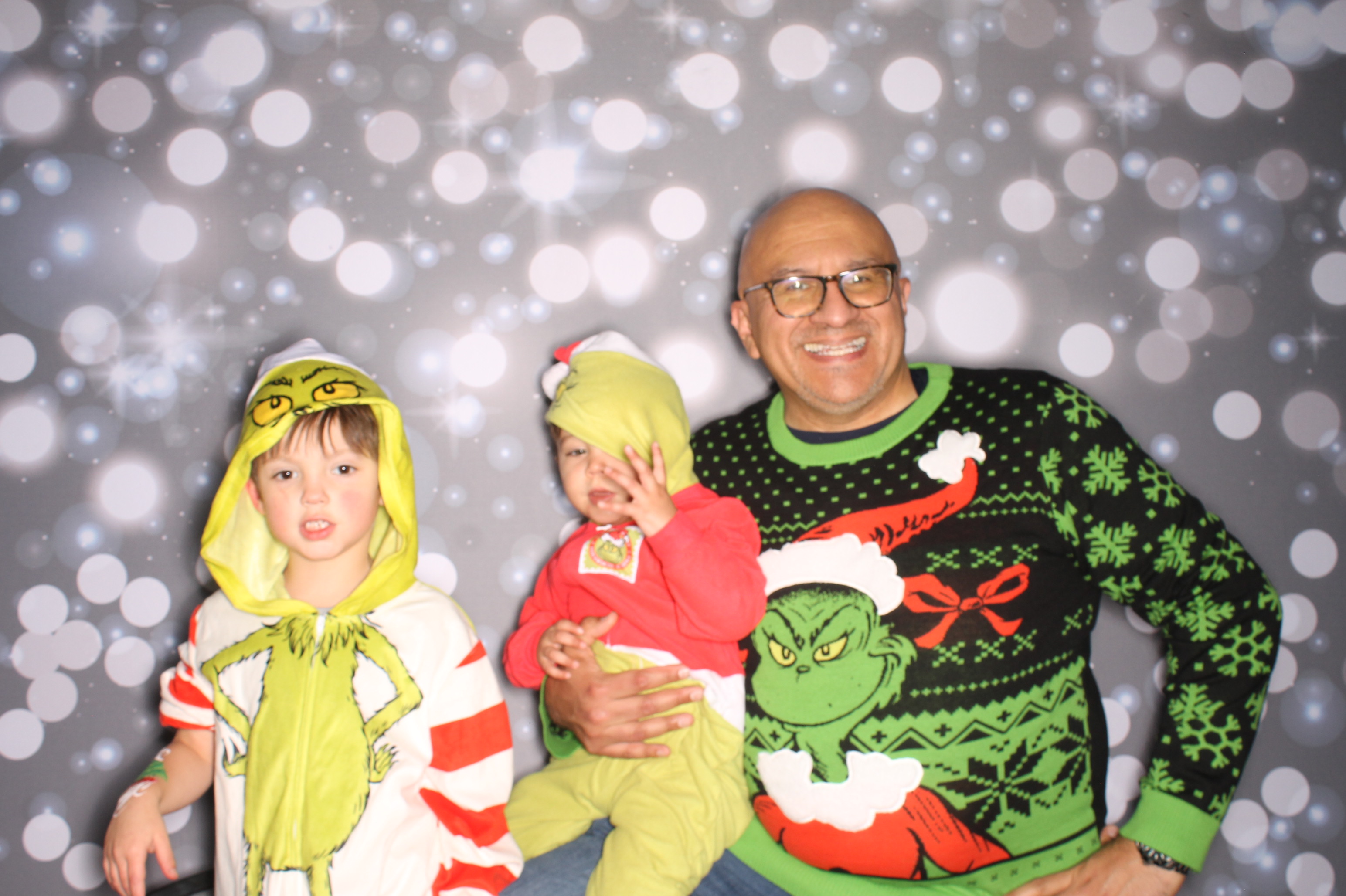 GE Feliz Navidad | View more photos from the event at gallery.photoboothcincy.com/u/PhotoBoothCincy/GE-Feliz-Navidad