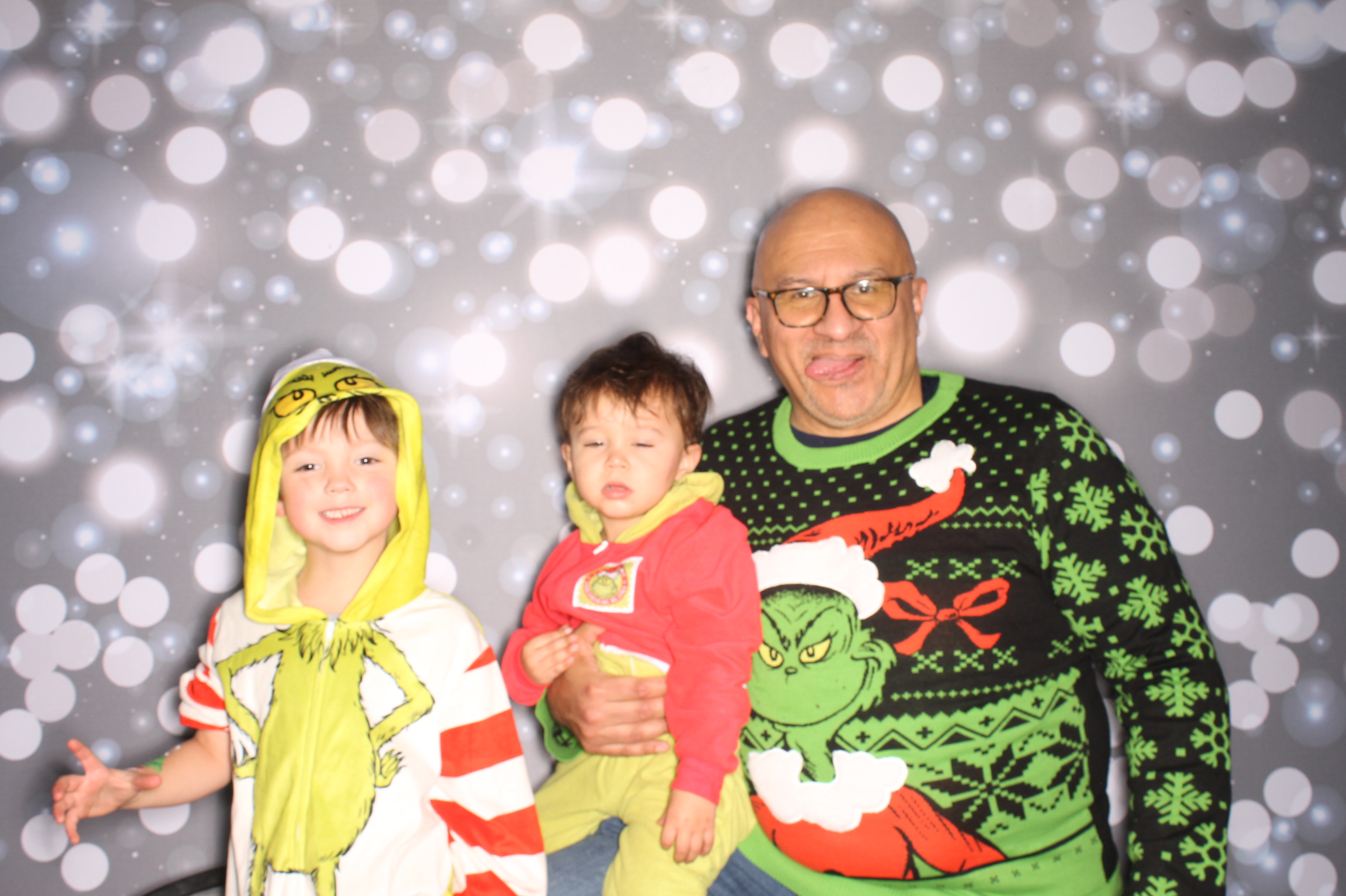 GE Feliz Navidad | View more photos from the event at gallery.photoboothcincy.com/u/PhotoBoothCincy/GE-Feliz-Navidad