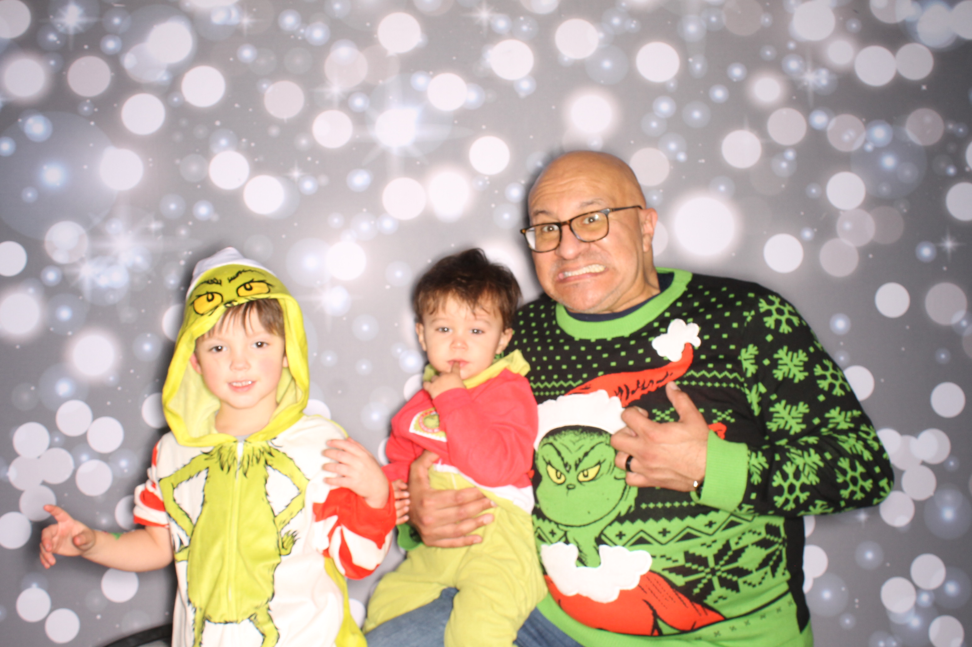 GE Feliz Navidad | View more photos from the event at gallery.photoboothcincy.com/u/PhotoBoothCincy/GE-Feliz-Navidad