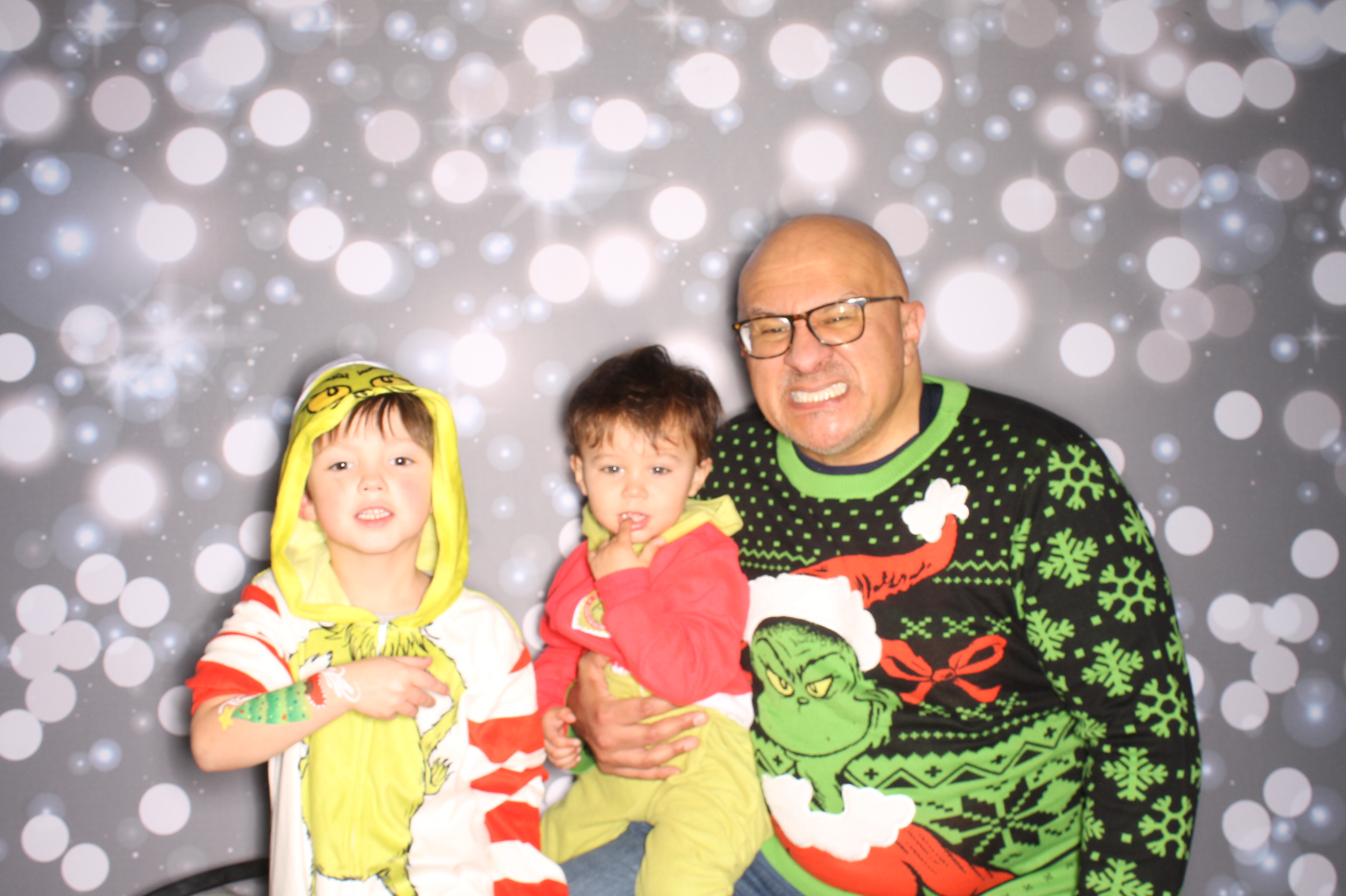 GE Feliz Navidad | View more photos from the event at gallery.photoboothcincy.com/u/PhotoBoothCincy/GE-Feliz-Navidad