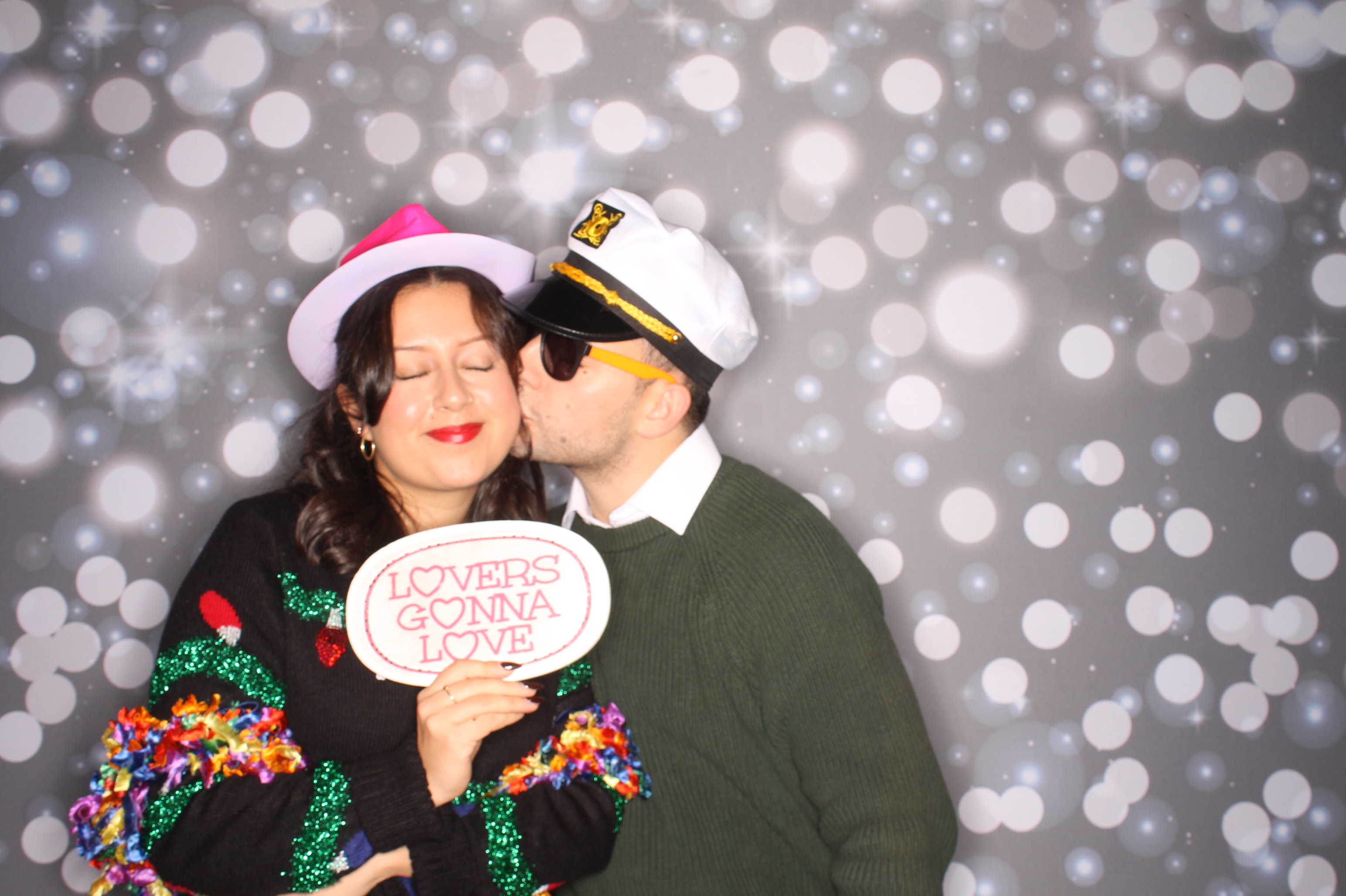GE Feliz Navidad | View more photos from the event at gallery.photoboothcincy.com/u/PhotoBoothCincy/GE-Feliz-Navidad