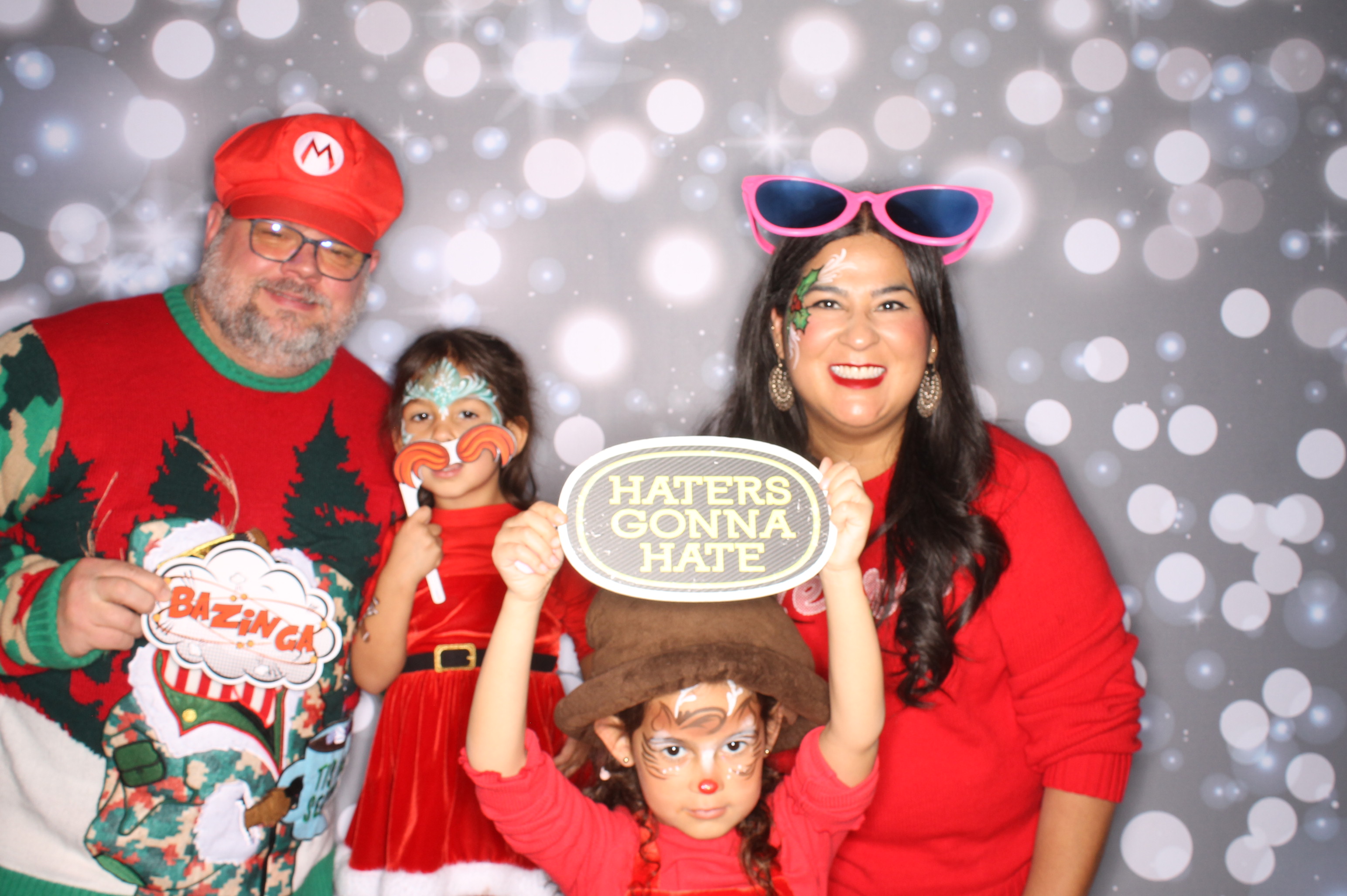 GE Feliz Navidad | View more photos from the event at gallery.photoboothcincy.com/u/PhotoBoothCincy/GE-Feliz-Navidad