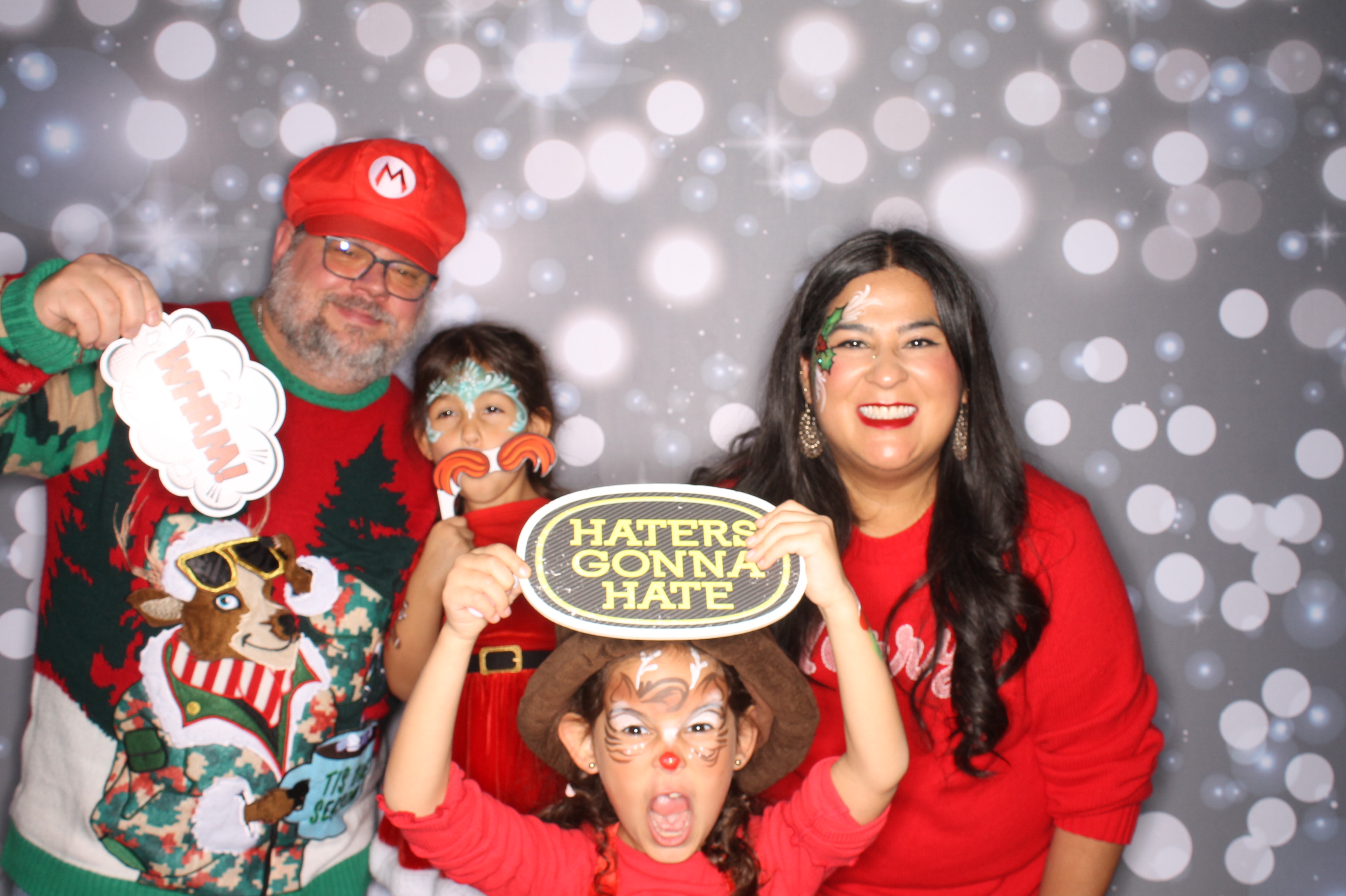 GE Feliz Navidad | View more photos from the event at gallery.photoboothcincy.com/u/PhotoBoothCincy/GE-Feliz-Navidad