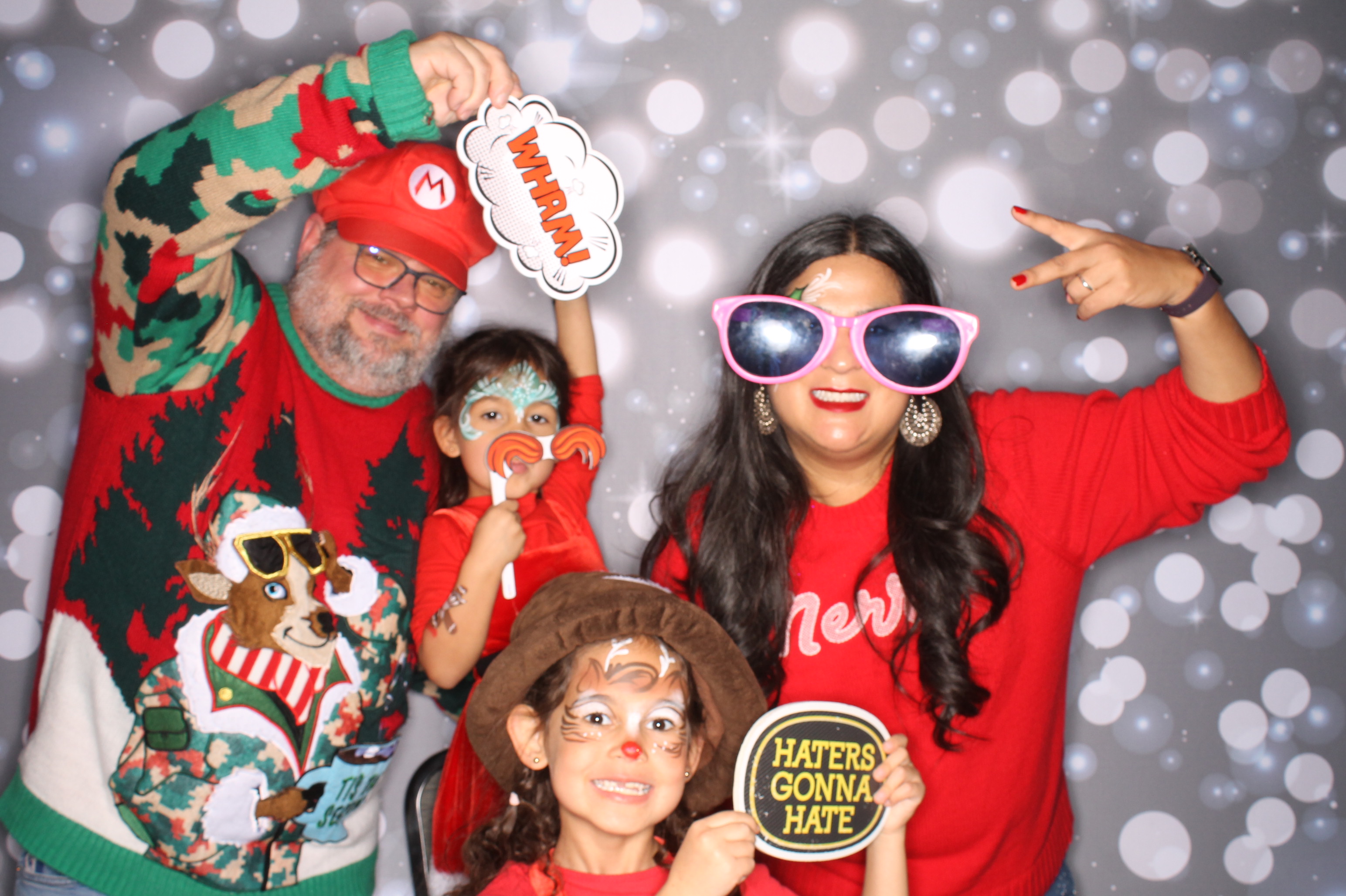 GE Feliz Navidad | View more photos from the event at gallery.photoboothcincy.com/u/PhotoBoothCincy/GE-Feliz-Navidad