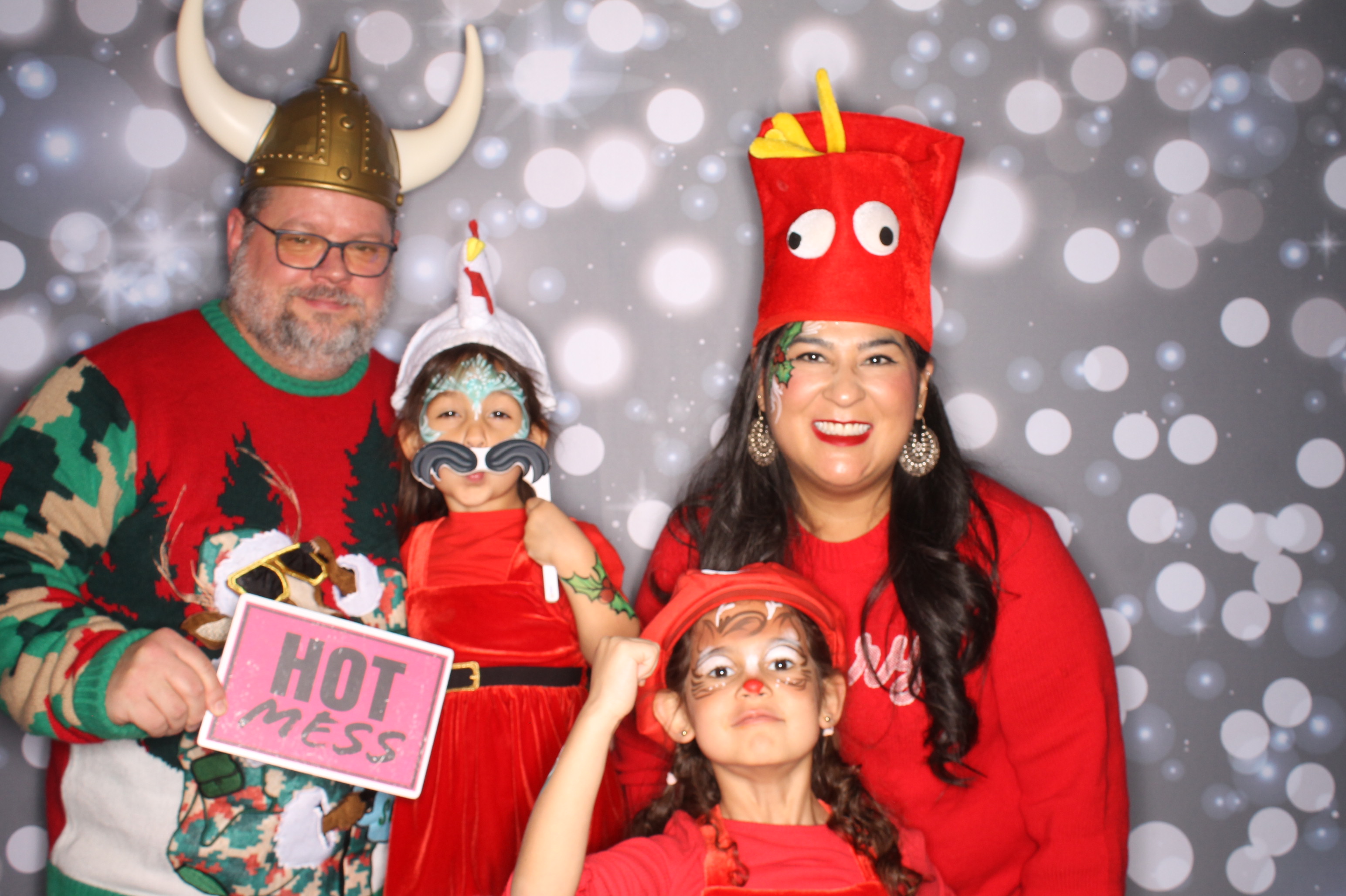 GE Feliz Navidad | View more photos from the event at gallery.photoboothcincy.com/u/PhotoBoothCincy/GE-Feliz-Navidad