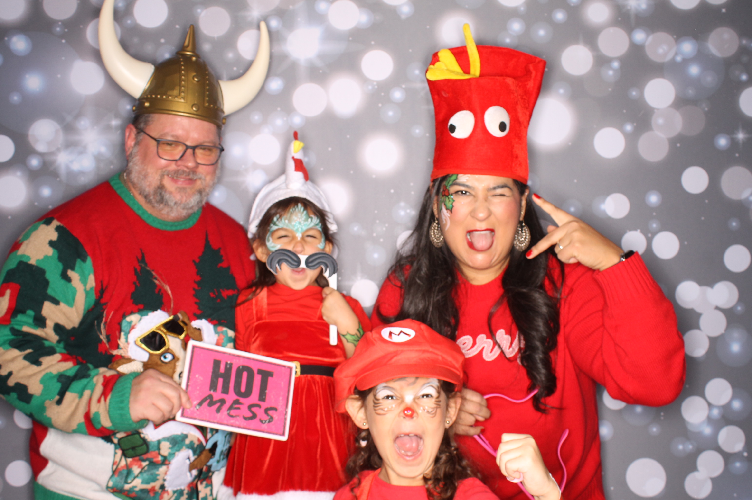 GE Feliz Navidad | View more photos from the event at gallery.photoboothcincy.com/u/PhotoBoothCincy/GE-Feliz-Navidad