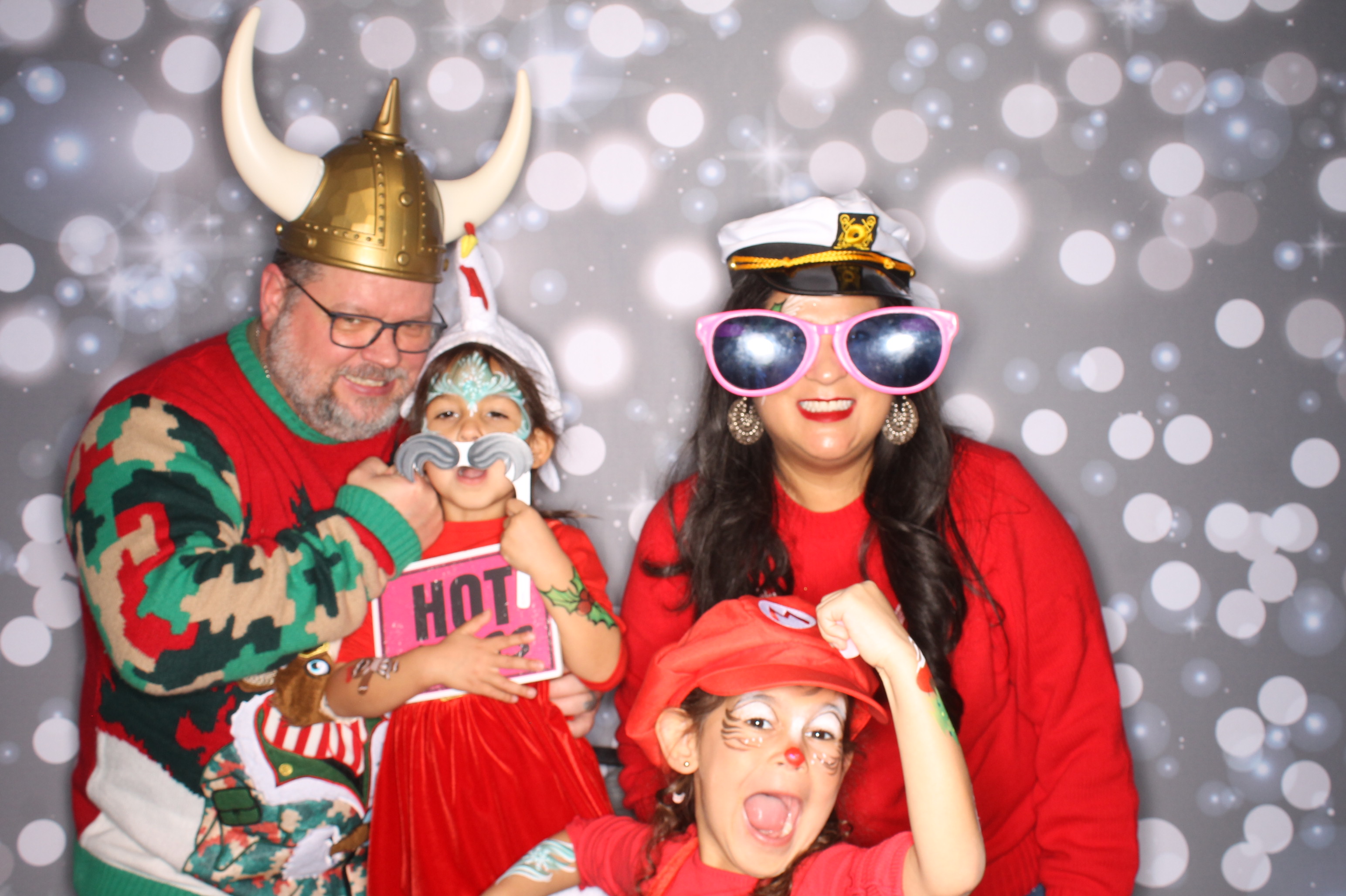 GE Feliz Navidad | View more photos from the event at gallery.photoboothcincy.com/u/PhotoBoothCincy/GE-Feliz-Navidad