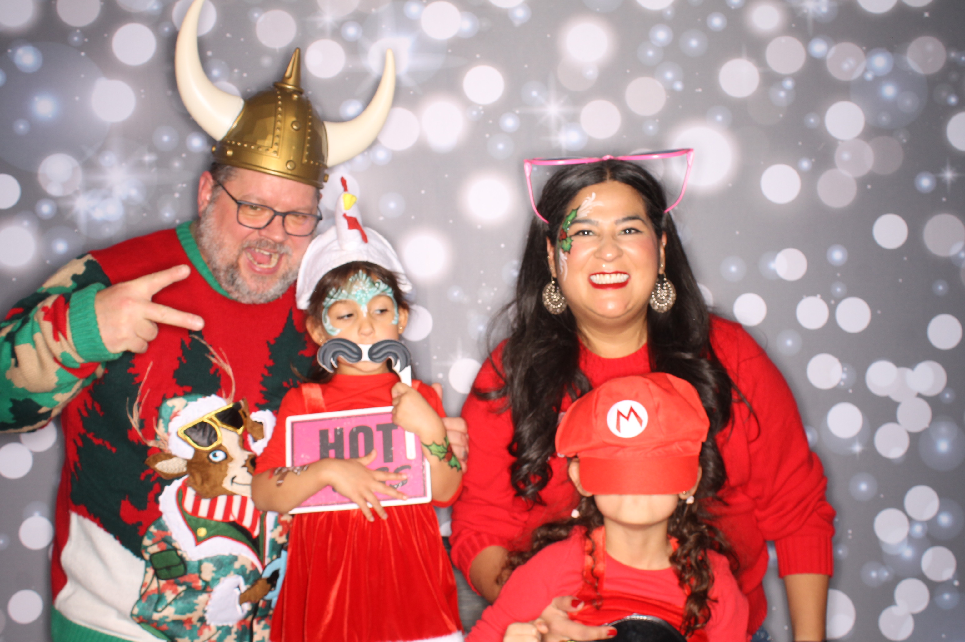 GE Feliz Navidad | View more photos from the event at gallery.photoboothcincy.com/u/PhotoBoothCincy/GE-Feliz-Navidad