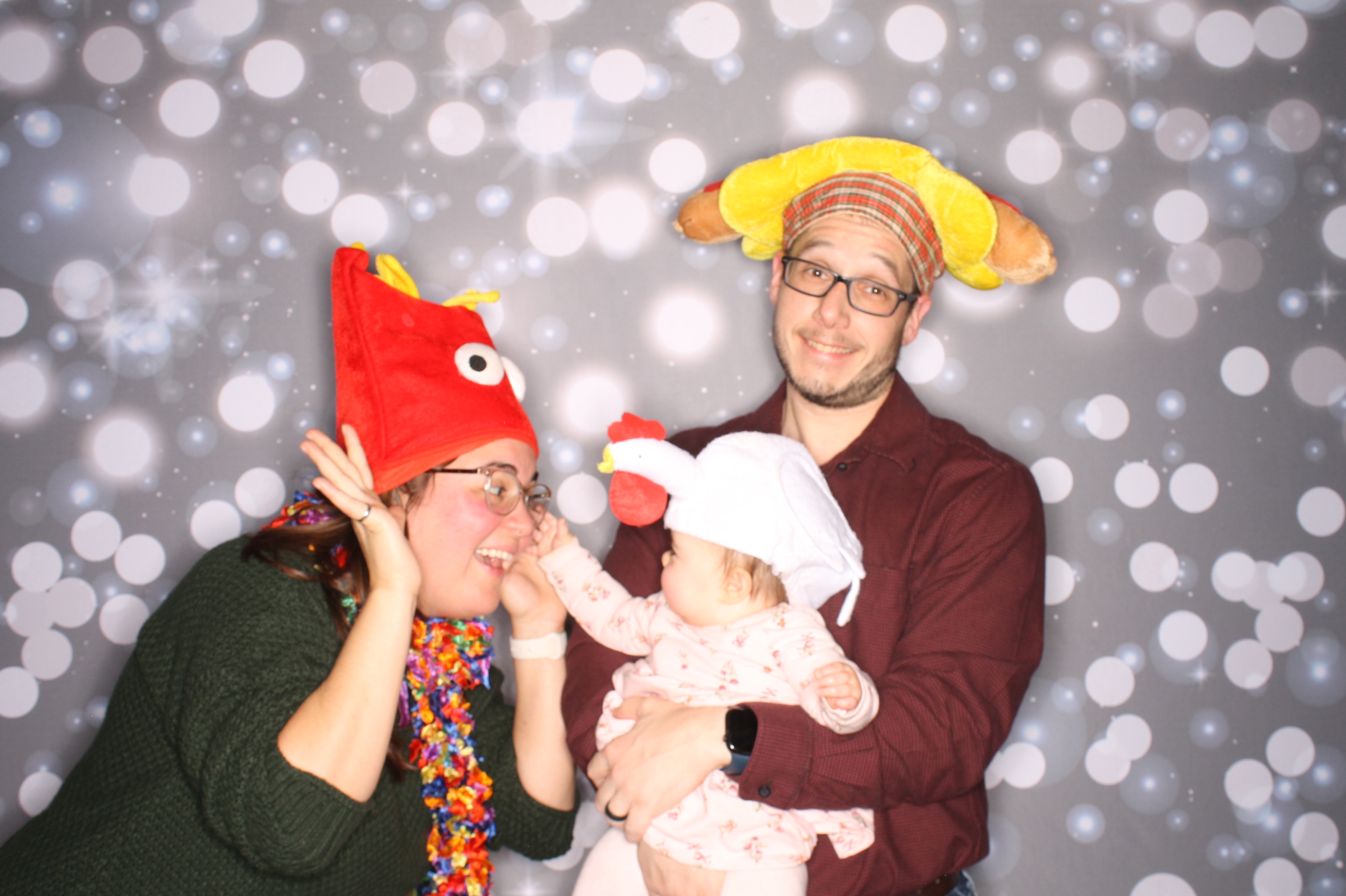 GE Feliz Navidad | View more photos from the event at gallery.photoboothcincy.com/u/PhotoBoothCincy/GE-Feliz-Navidad