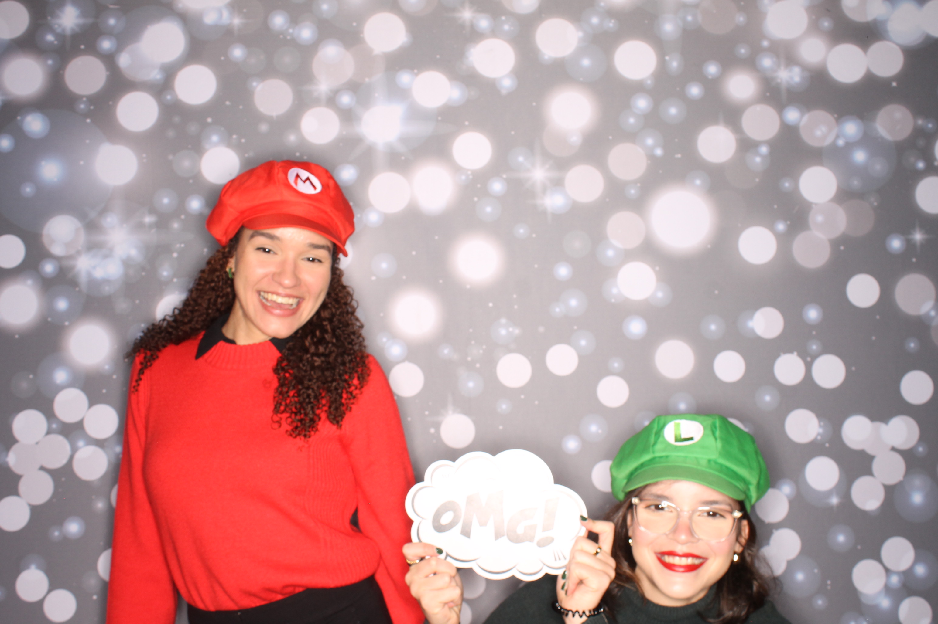 GE Feliz Navidad | View more photos from the event at gallery.photoboothcincy.com/u/PhotoBoothCincy/GE-Feliz-Navidad