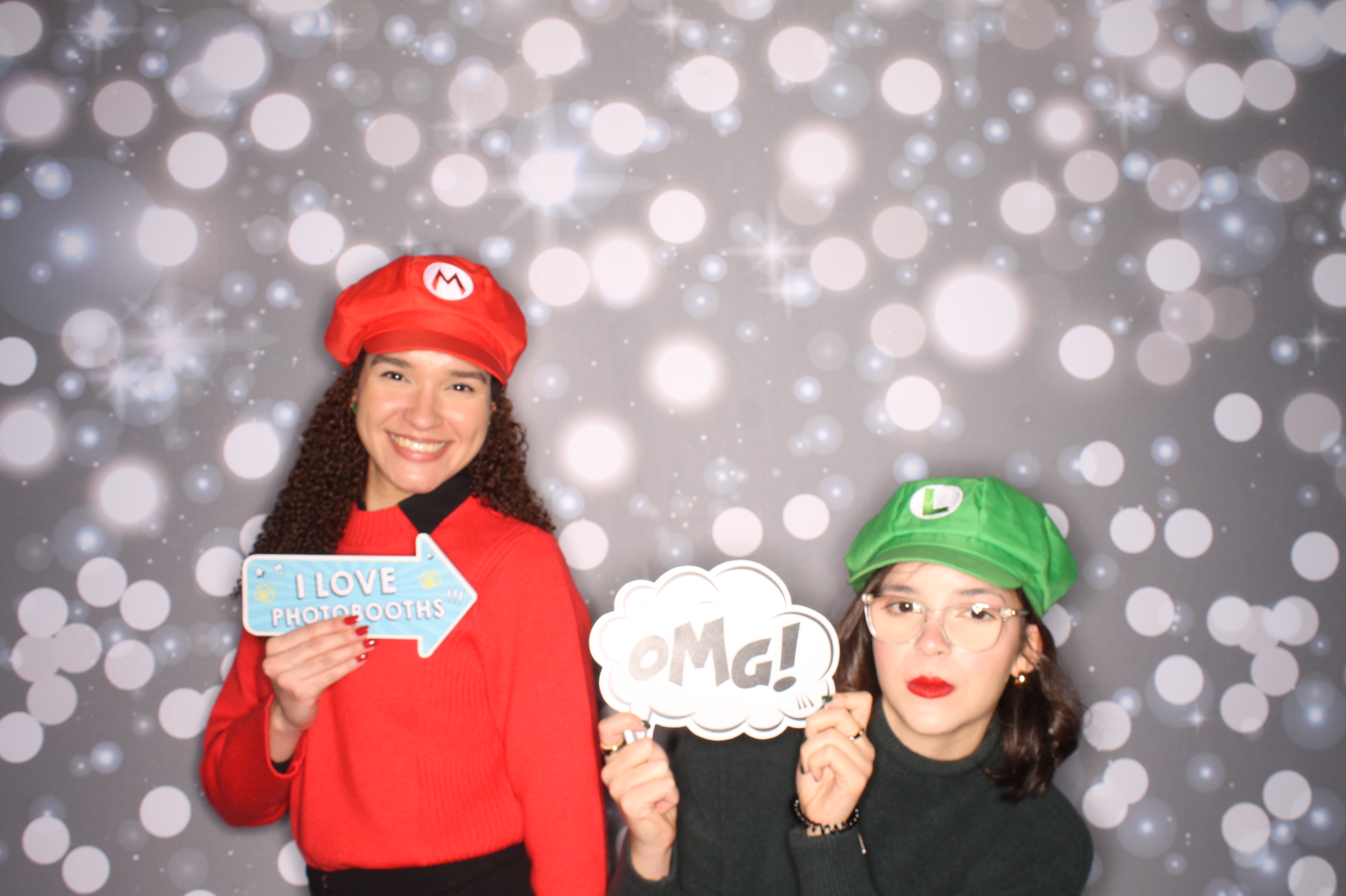 GE Feliz Navidad | View more photos from the event at gallery.photoboothcincy.com/u/PhotoBoothCincy/GE-Feliz-Navidad