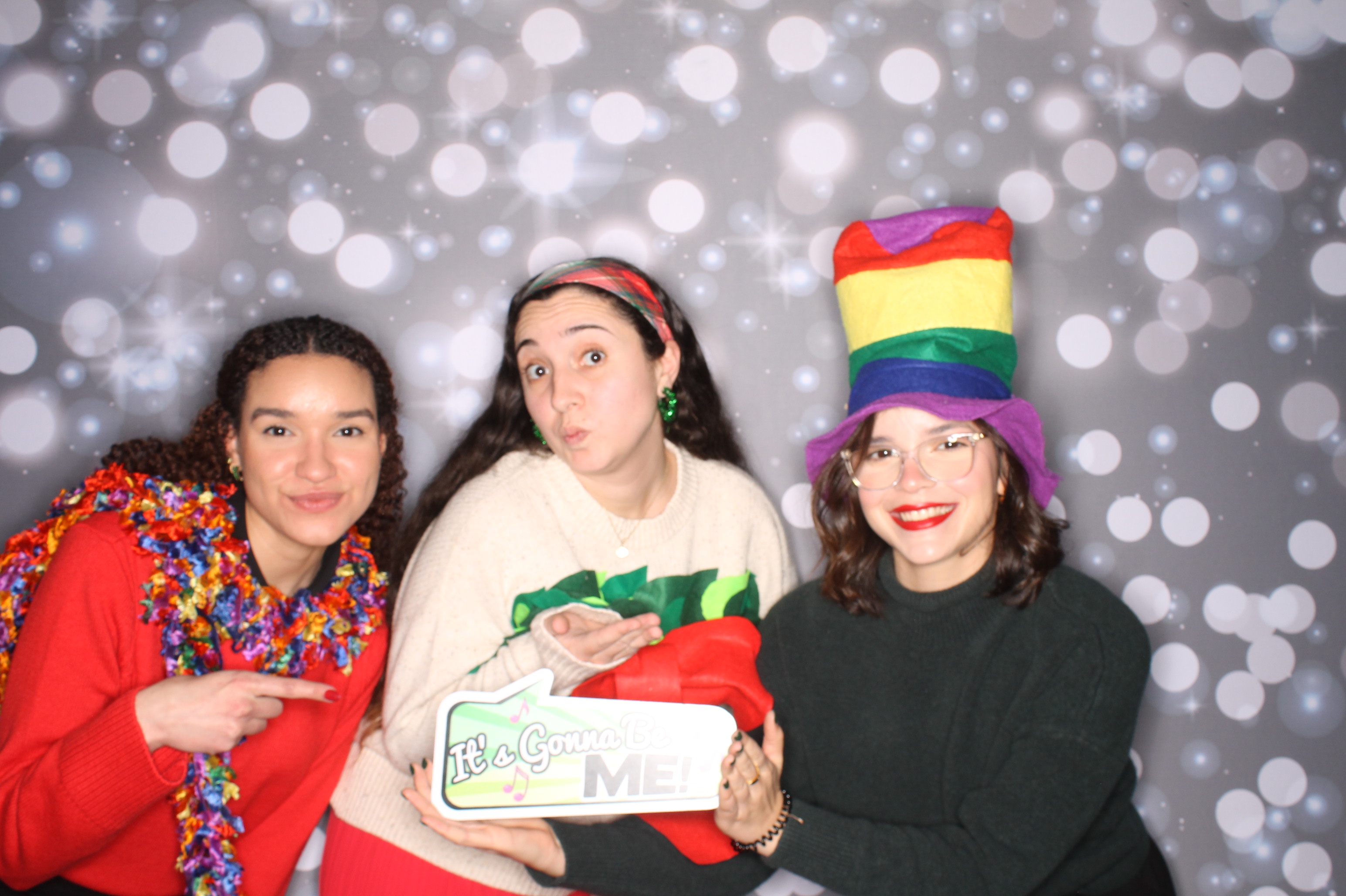 GE Feliz Navidad | View more photos from the event at gallery.photoboothcincy.com/u/PhotoBoothCincy/GE-Feliz-Navidad