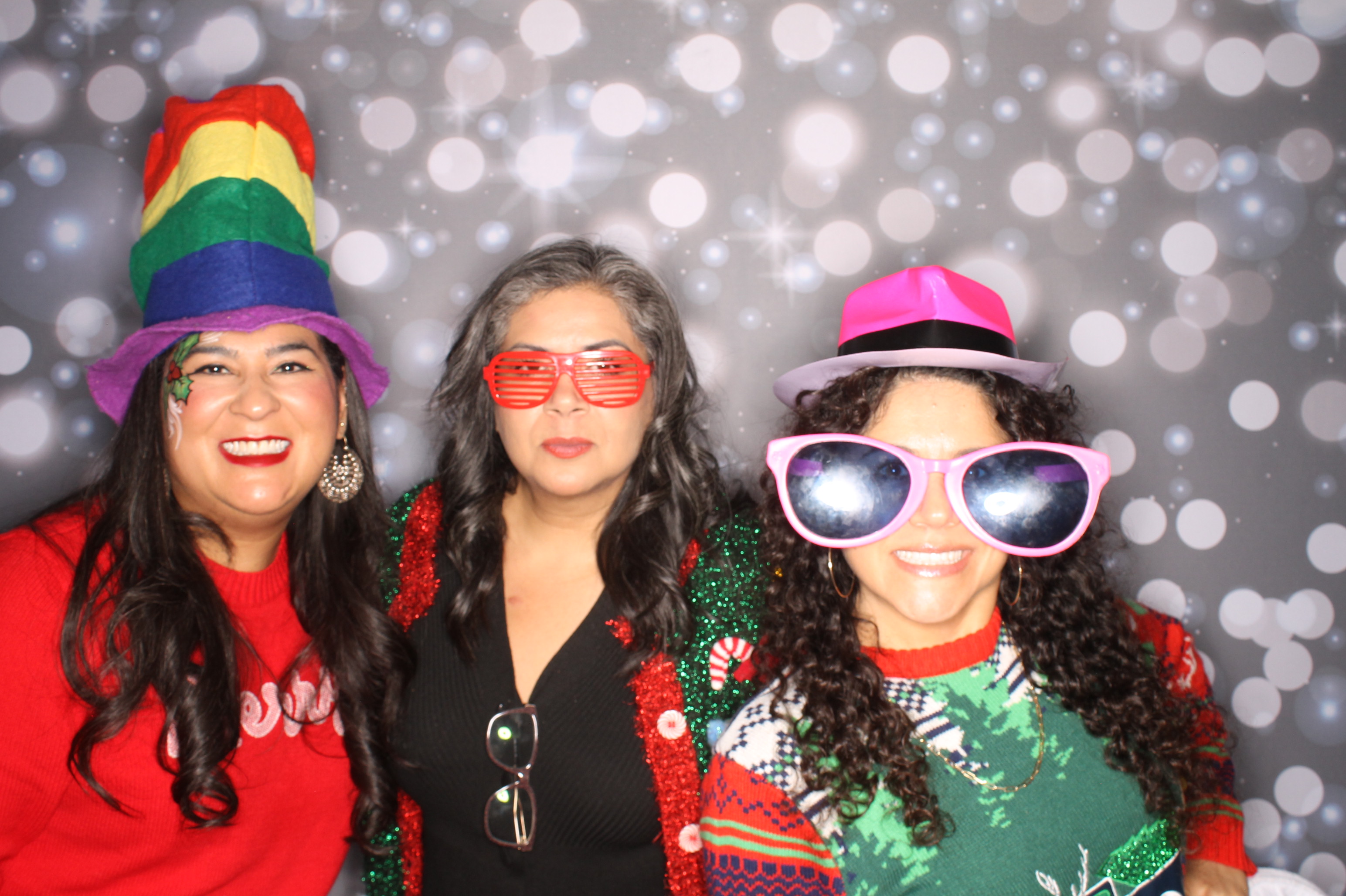 GE Feliz Navidad | View more photos from the event at gallery.photoboothcincy.com/u/PhotoBoothCincy/GE-Feliz-Navidad