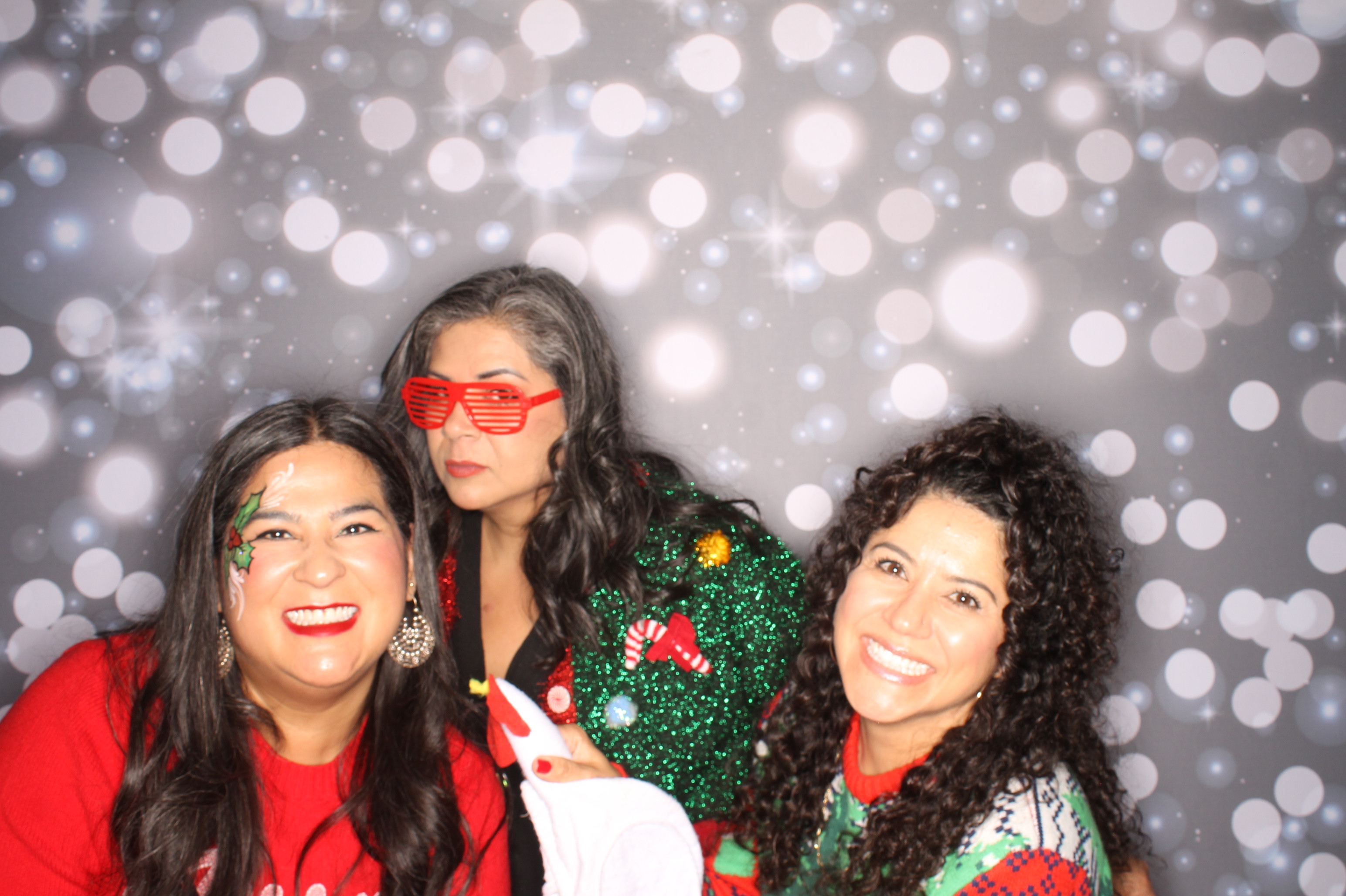 GE Feliz Navidad | View more photos from the event at gallery.photoboothcincy.com/u/PhotoBoothCincy/GE-Feliz-Navidad