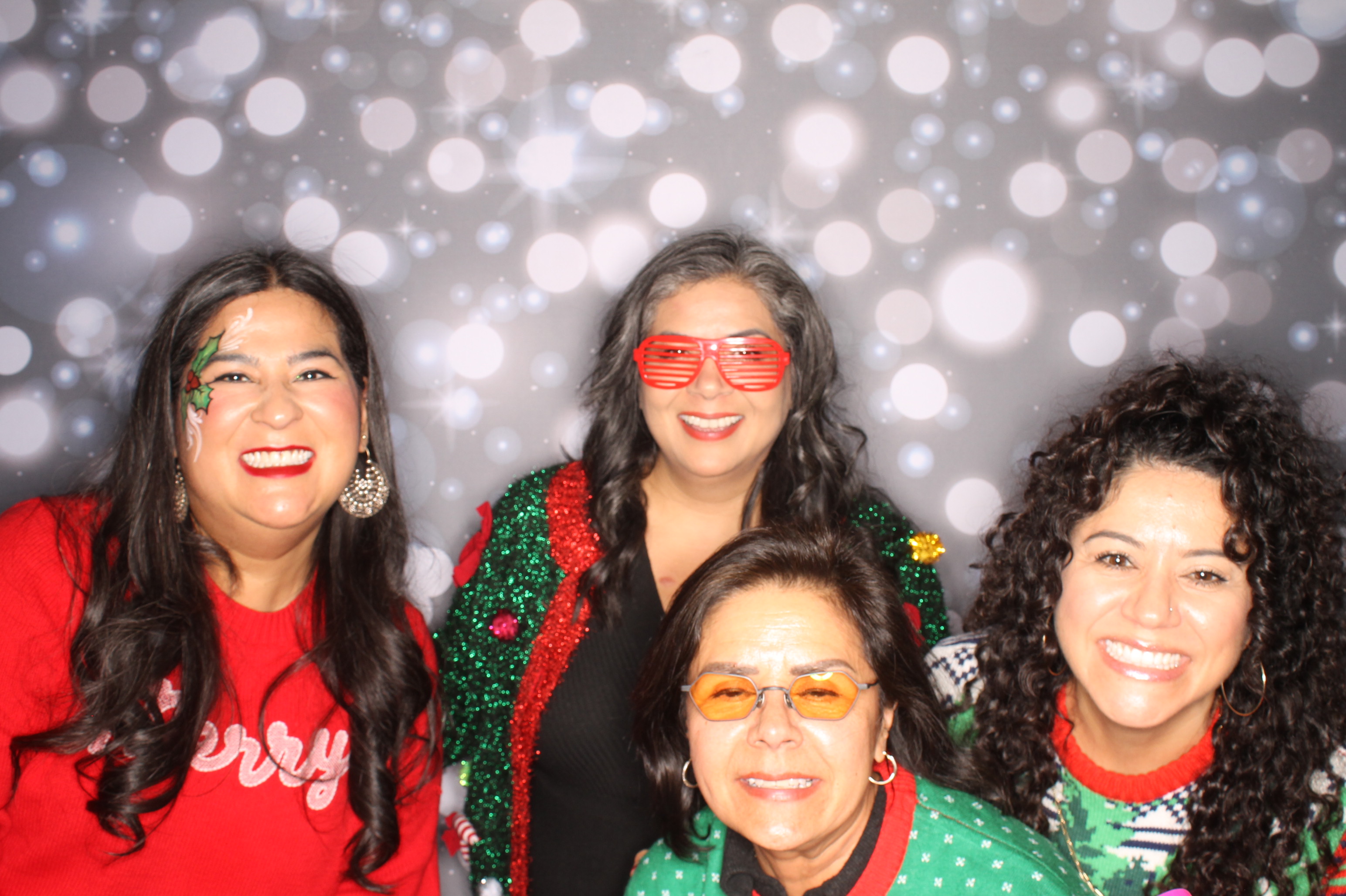 GE Feliz Navidad | View more photos from the event at gallery.photoboothcincy.com/u/PhotoBoothCincy/GE-Feliz-Navidad