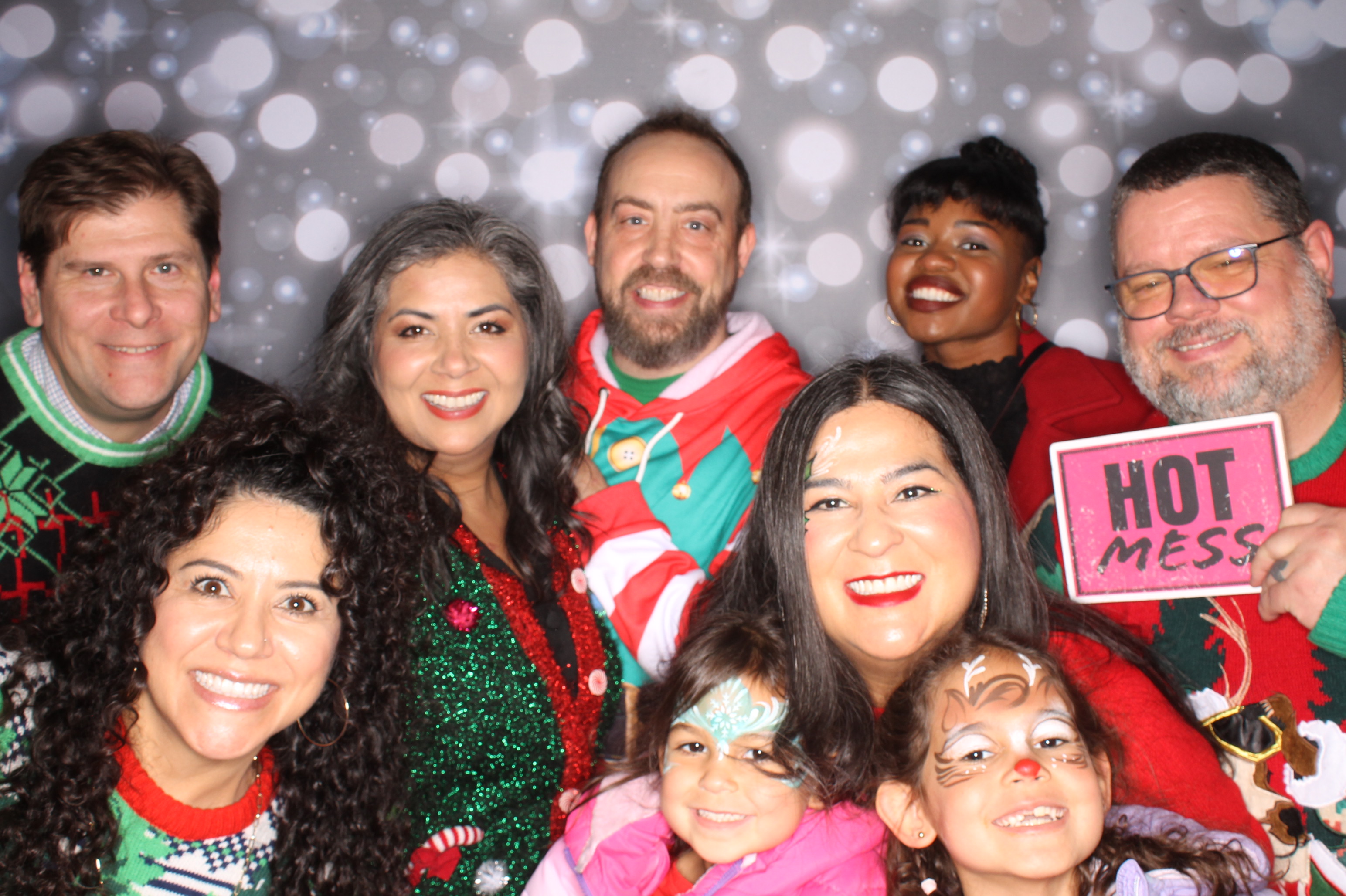 GE Feliz Navidad | View more photos from the event at gallery.photoboothcincy.com/u/PhotoBoothCincy/GE-Feliz-Navidad