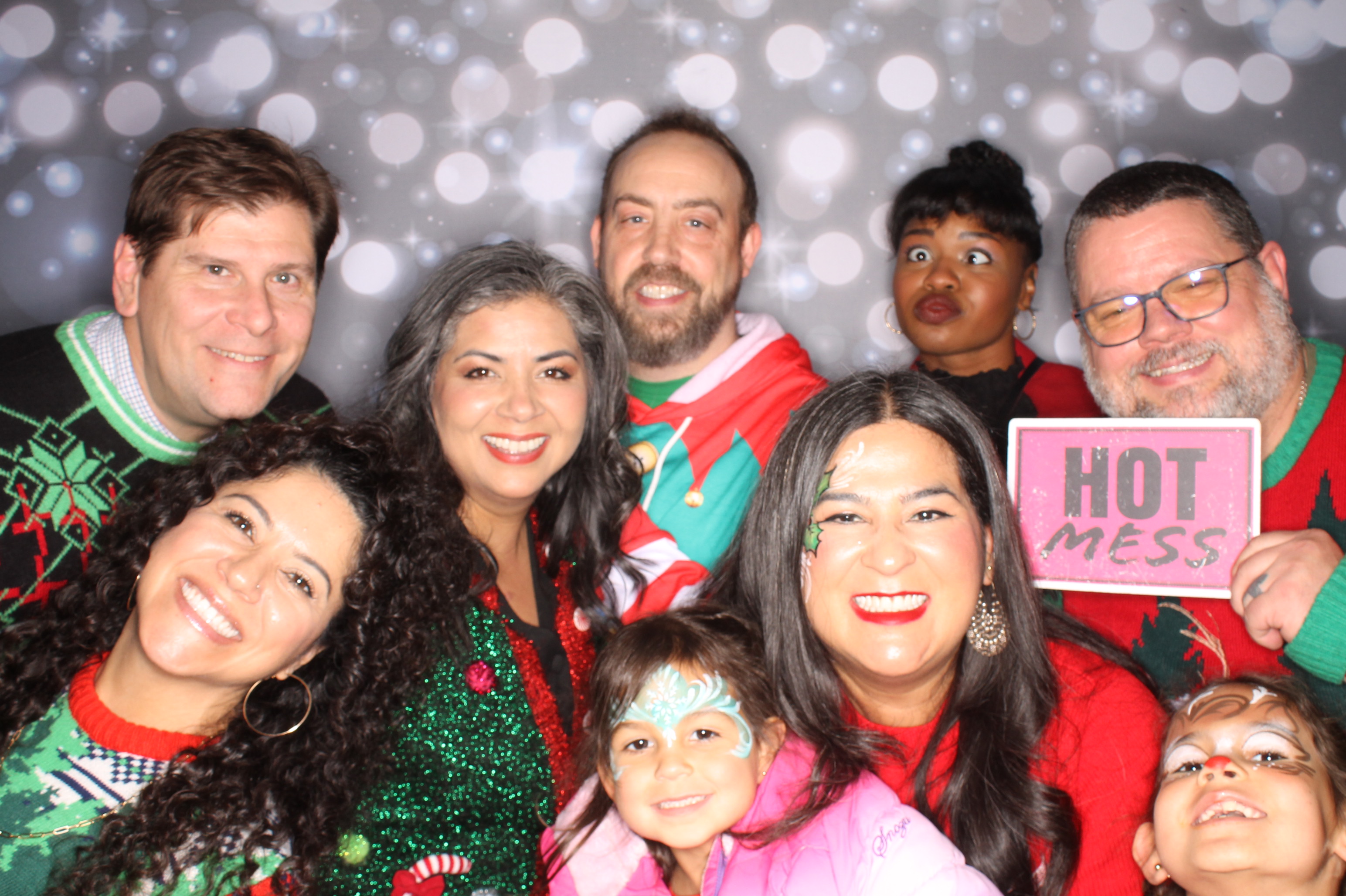GE Feliz Navidad | View more photos from the event at gallery.photoboothcincy.com/u/PhotoBoothCincy/GE-Feliz-Navidad