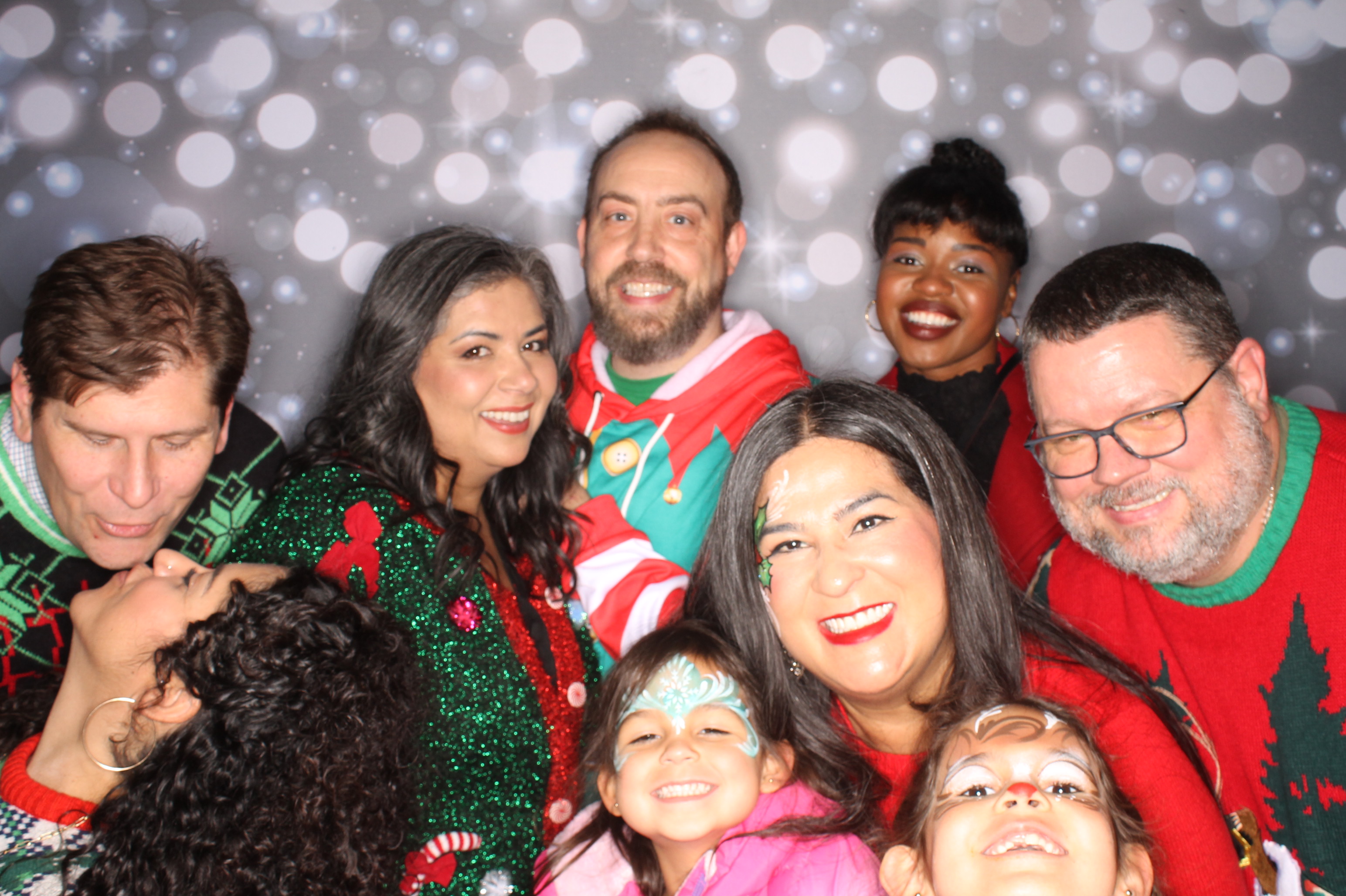 GE Feliz Navidad | View more photos from the event at gallery.photoboothcincy.com/u/PhotoBoothCincy/GE-Feliz-Navidad