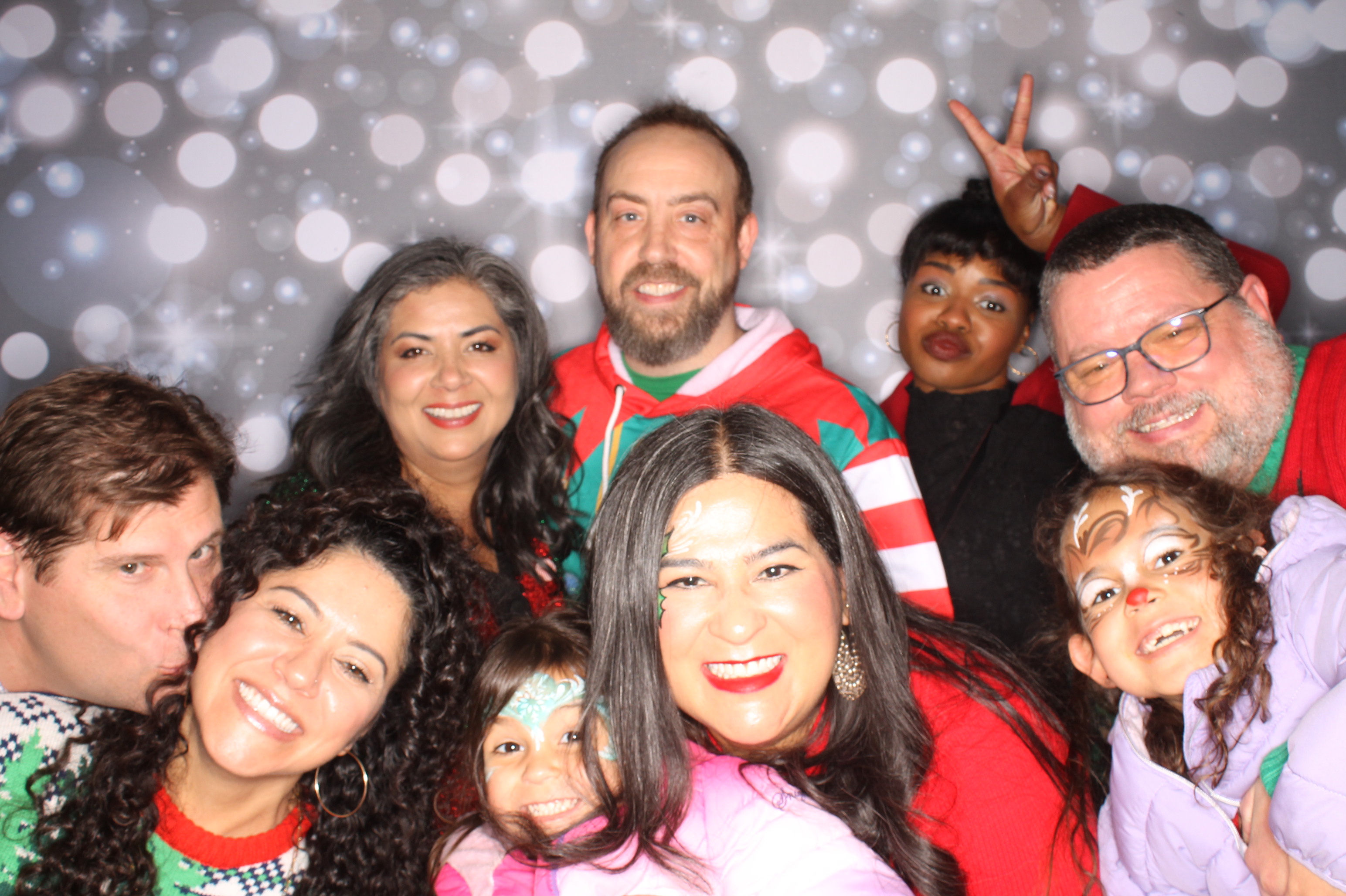 GE Feliz Navidad | View more photos from the event at gallery.photoboothcincy.com/u/PhotoBoothCincy/GE-Feliz-Navidad