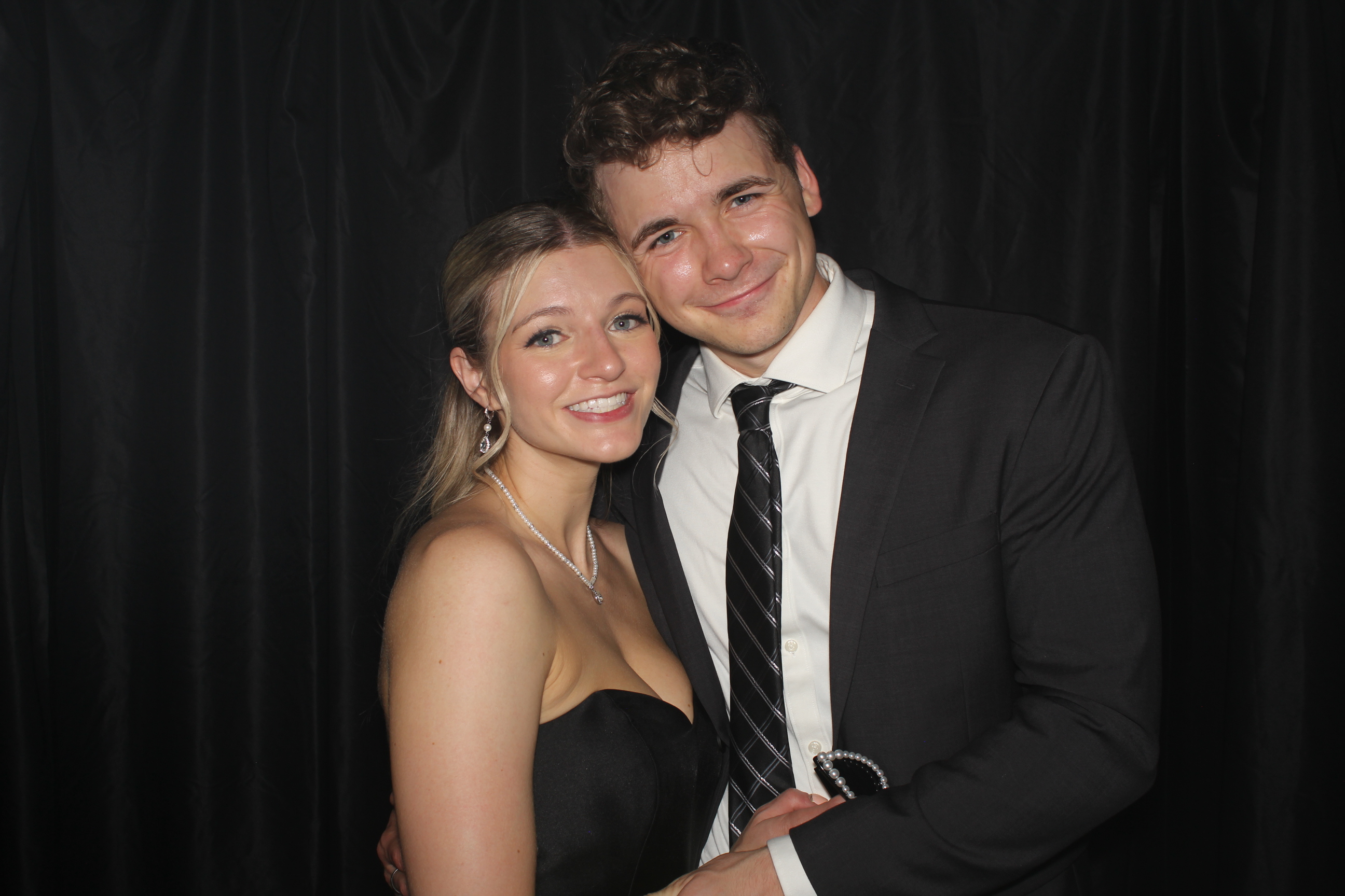 Hannah & Andrew | View more photos from the event at gallery.photoboothcincy.com/u/PhotoBoothCincy/Hannah-Andrew