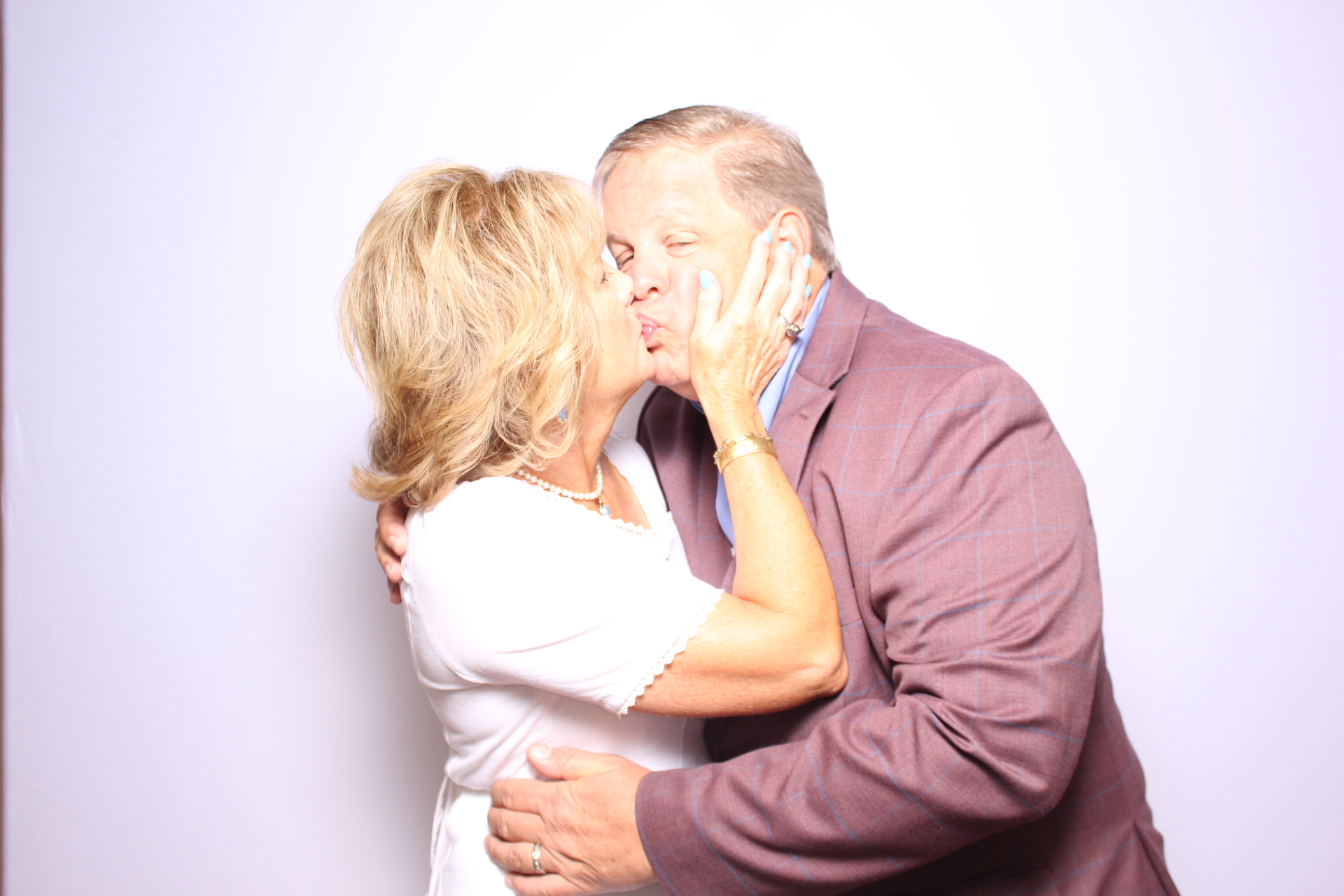 Julie & Hank | View more photos from the event at gallery.photoboothcincy.com/u/PhotoBoothCincy/Julie-Hank