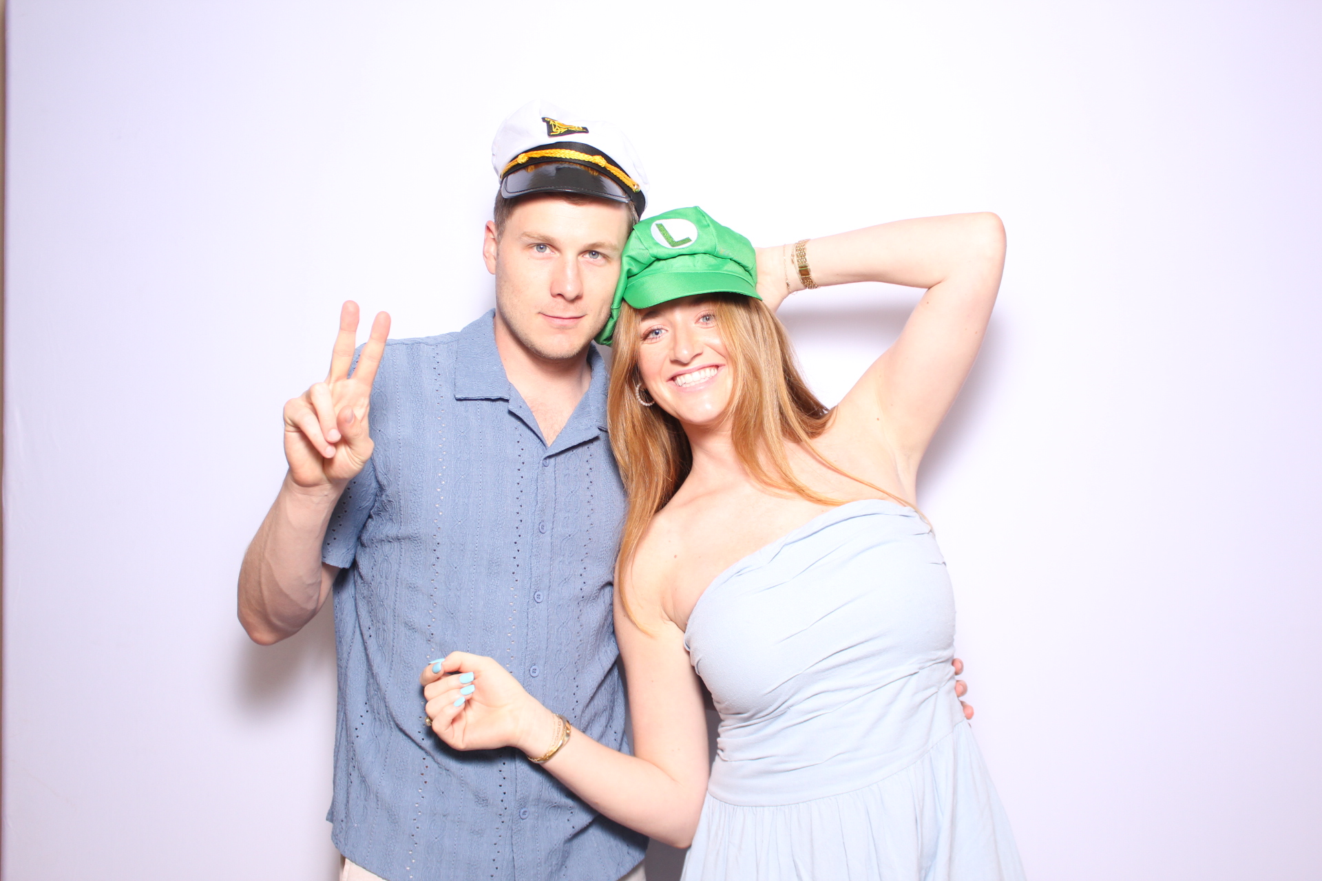 Julie & Hank | View more photos from the event at gallery.photoboothcincy.com/u/PhotoBoothCincy/Julie-Hank