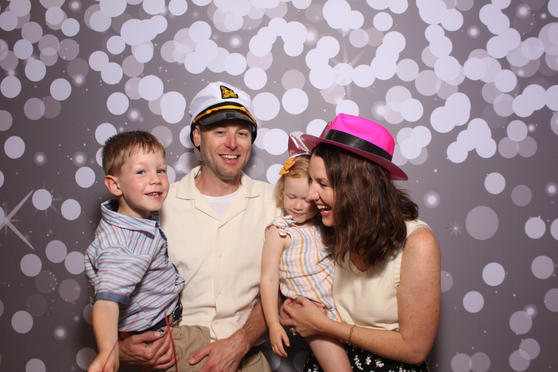 Julie & Hank | View more photos from the event at gallery.photoboothcincy.com/u/PhotoBoothCincy/Julie-Hank