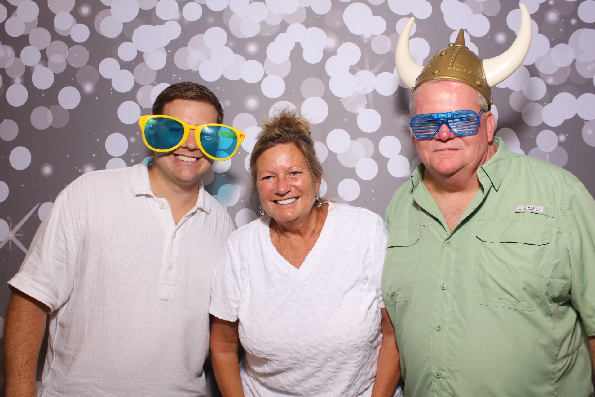 Julie & Hank | View more photos from the event at gallery.photoboothcincy.com/u/PhotoBoothCincy/Julie-Hank