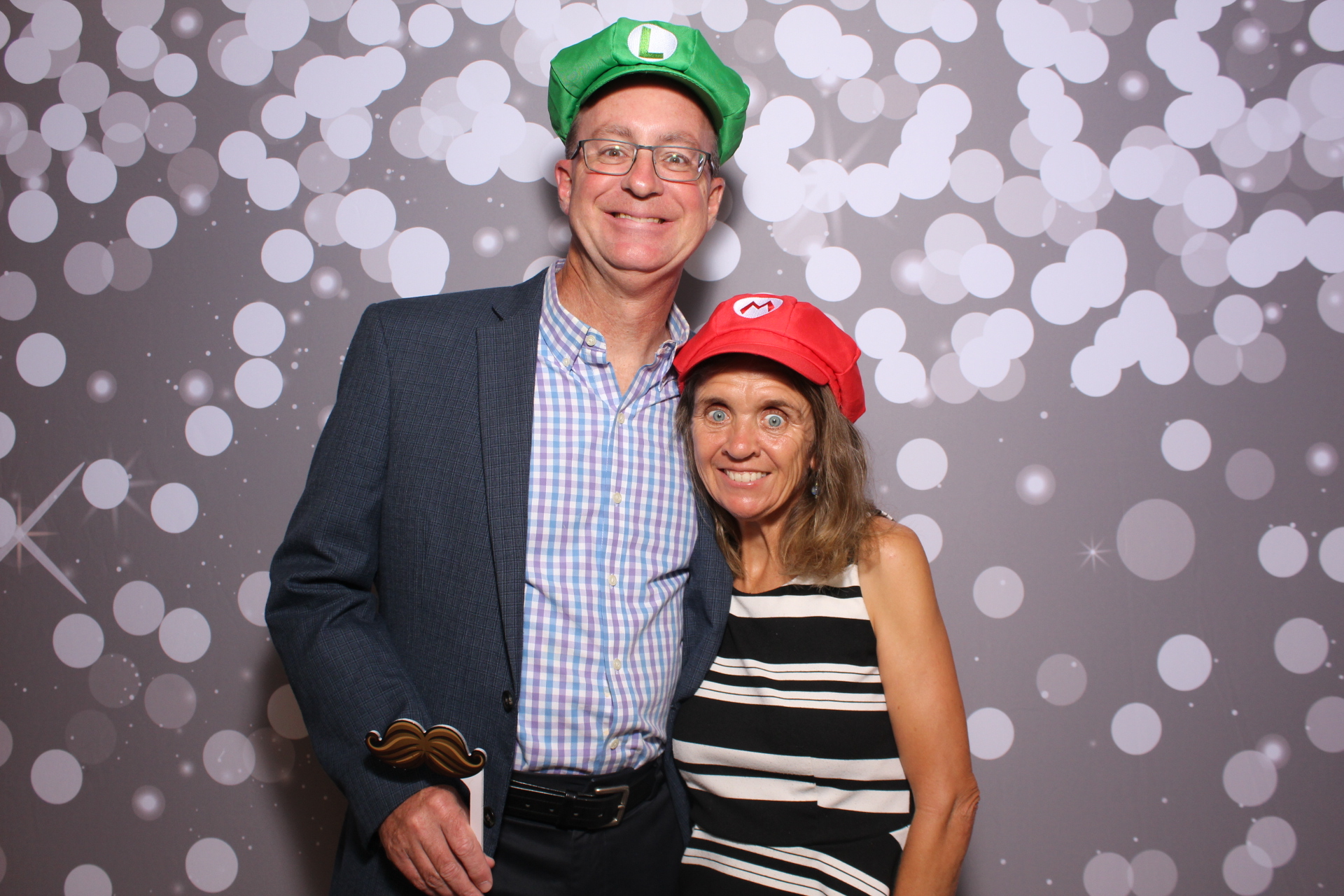 Julie & Hank | View more photos from the event at gallery.photoboothcincy.com/u/PhotoBoothCincy/Julie-Hank