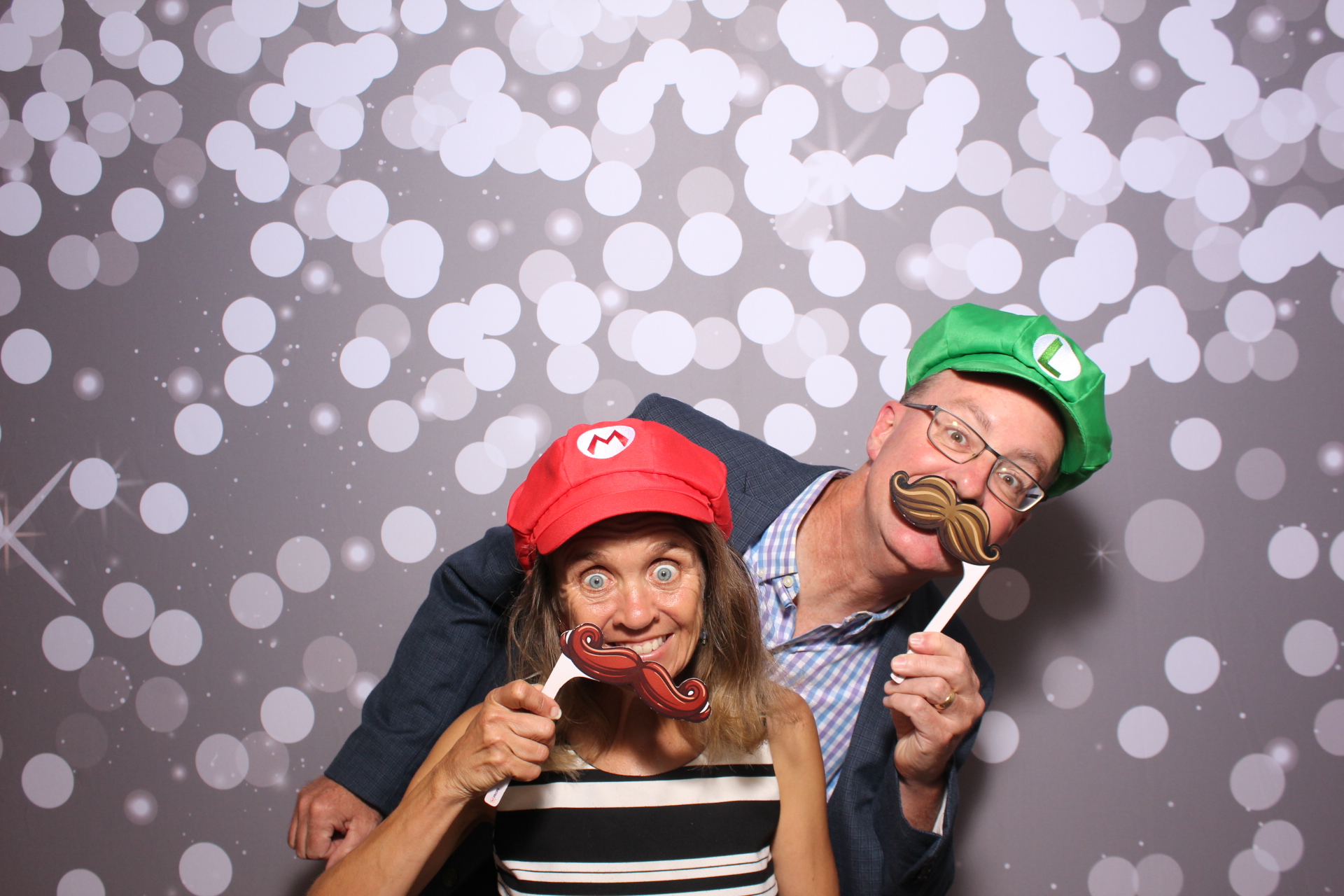 Julie & Hank | View more photos from the event at gallery.photoboothcincy.com/u/PhotoBoothCincy/Julie-Hank