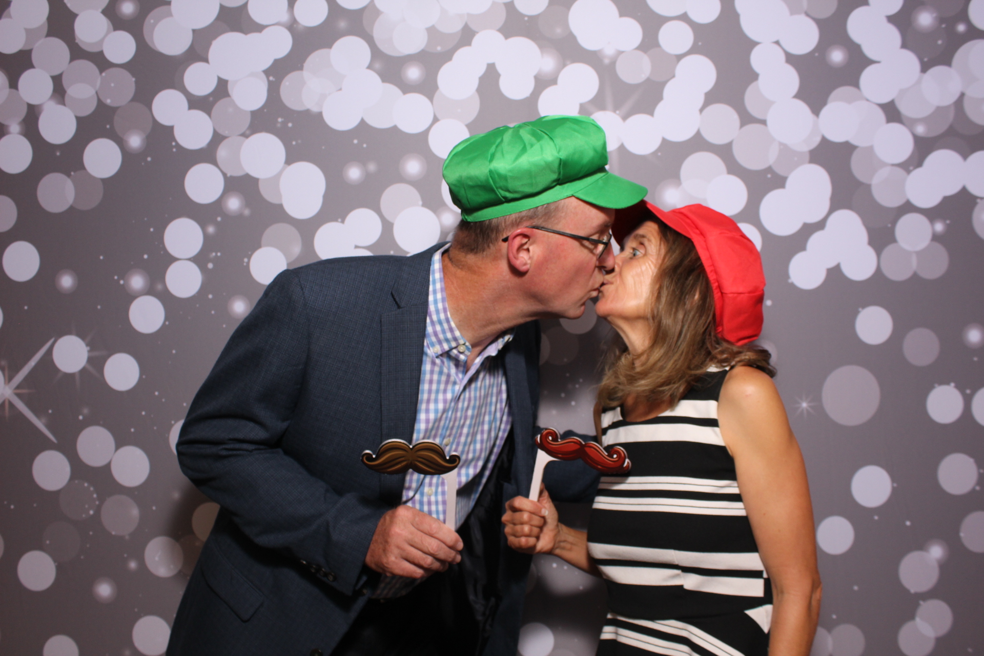 Julie & Hank | View more photos from the event at gallery.photoboothcincy.com/u/PhotoBoothCincy/Julie-Hank
