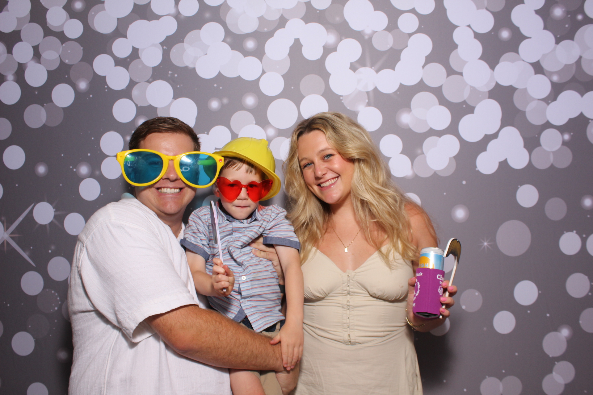 Julie & Hank | View more photos from the event at gallery.photoboothcincy.com/u/PhotoBoothCincy/Julie-Hank